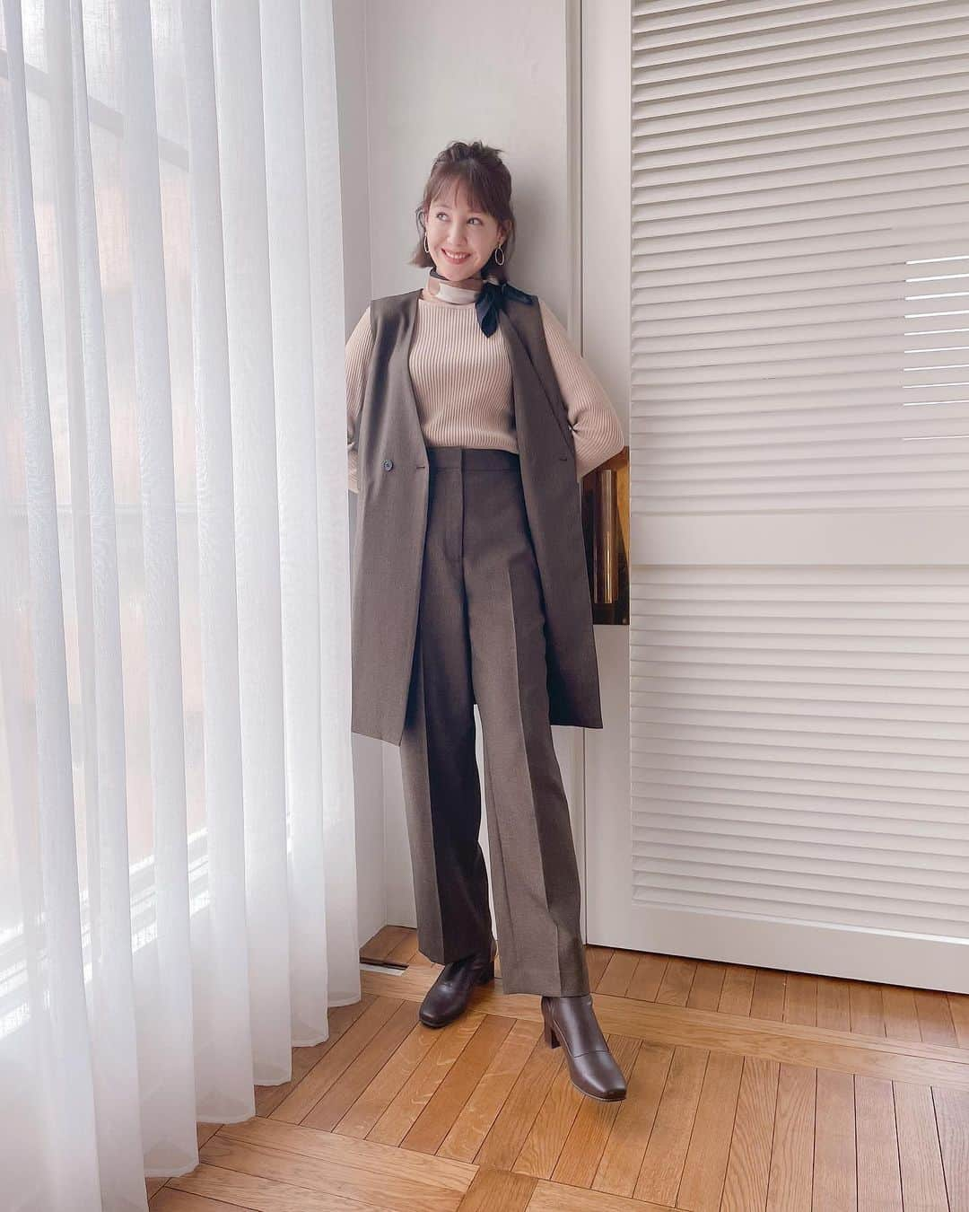 トリンドル玲奈さんのインスタグラム写真 - (トリンドル玲奈Instagram)「@thesuitcompany_official_ladies の「万能」お仕事服♡  撮影しながらスタイリストさんたちと形が綺麗すぎる！細かいところまでおしゃれ！と話しておりました☺️  こんなにかわいいお仕事服だと仕事もはかどりそう😊 みなさまぜひぜひチェックしてくださいね♡  (目線があまりないのは撮影に集中していたという事でお許しを❤︎)」9月22日 17時44分 - toritori0123