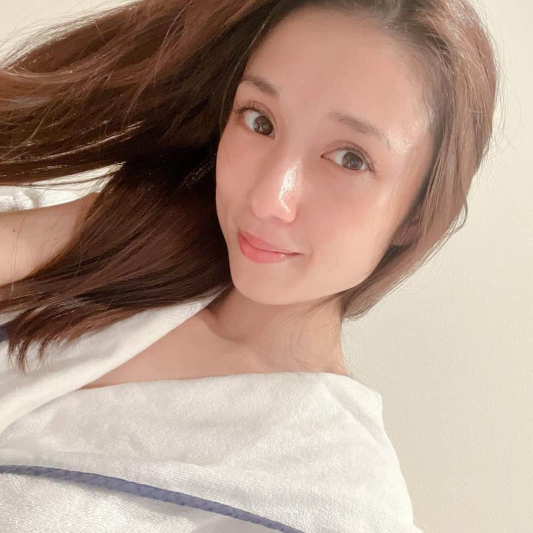 広瀬未花さんのインスタグラム写真 - (広瀬未花Instagram)「先日、アクシージアさんの新商品発表会イベントにご招待いただきました♪  アクシージアの中でも上質なサロン専売スキンケアライン THE B MAISON(@the_b_maison )から10月4日（火）に発売する新商品がこちら！ 〝Sparkling Mask〟  炭酸ガスを閉じ込めたプルプルなジェルが、肌にしっかりアプローチしてくれるサロンクオリティの炭酸パック。 美容成分としては、フラーレン（ハリ成分）やユーグレナエキス（保湿成分）などが配合されていて、お肌に潤いとハリを与えてくれます✨  お土産でも頂いたので早速自宅でも試してみました！ジェルがお肌にピタっと密着してくれるので、過剰に垂れたりする心配もなく、作業しながらでもOKなのが嬉しい✨  15分〜20分程度置くとジェルが固まってくるので剥がして、その後は普段通りローションなどで保湿するだけ。とっても簡単♪ お肌の質感も潤ってモチッとした感触に仕上がってます😊  これからの季節は乾燥も気になってくるので、Sparkling Maskで自宅でもしっかりケアしていこうと思います♪  #ザビーメゾン#thebmaison #theb #ザビー #スパークリングマスク #炭酸パック #promotion #美肌ケア #美容備忘録 #秋のスキンケア」9月22日 18時09分 - micahirose