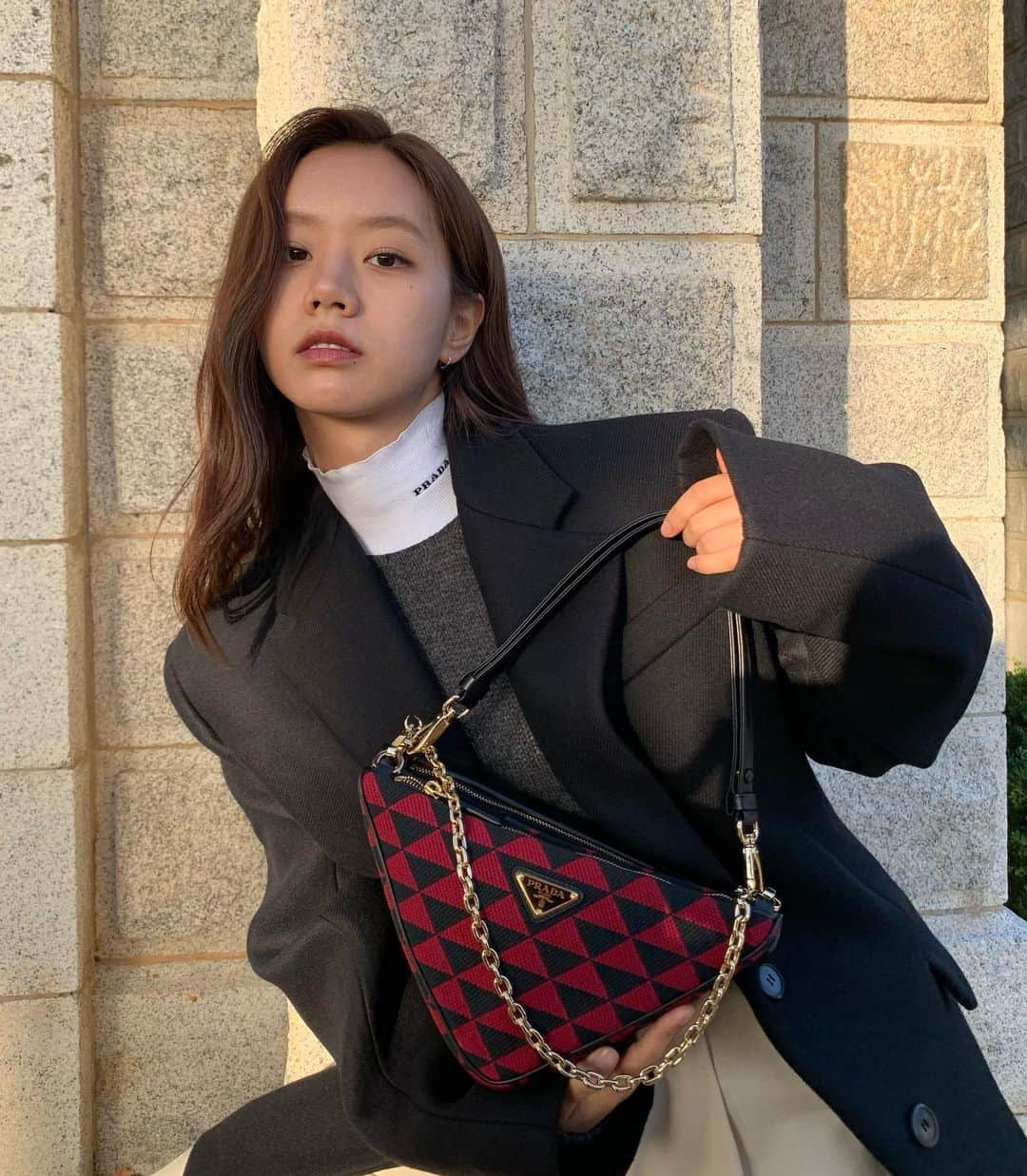 ヘリ さんのインスタグラム写真 - (ヘリ Instagram)「@Prada #Prada #PradaSS23 & #PradaTriangle #PradaSymbole  2022년 9월 22일 오후 9시 미우치아 프라다와 라프 시몬스가 함께하는 프라다 SS23 컬렉션. 프라다 닷컴에서 만나요 🤍」9月22日 18時11分 - hyeri_0609