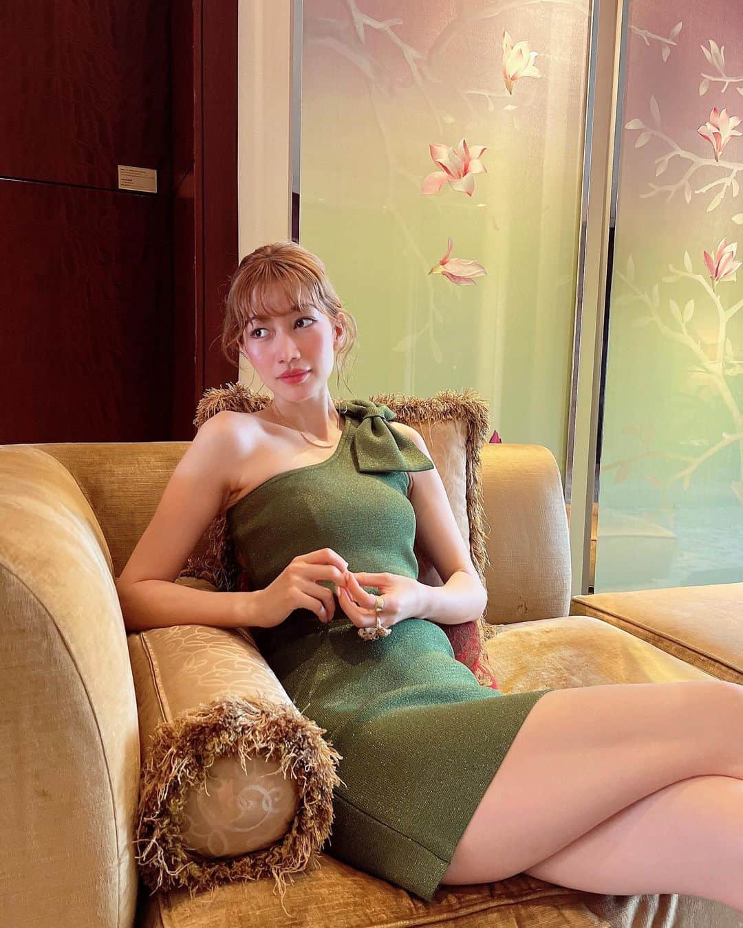 山本ソニアさんのインスタグラム写真 - (山本ソニアInstagram)「coup de cœur pour cette robe ⚜️💚 @tarajarmon_jp   #tarajarmon #taragirl #parisstyle #parisienne #greendress #💚」9月22日 18時55分 - soniann0505