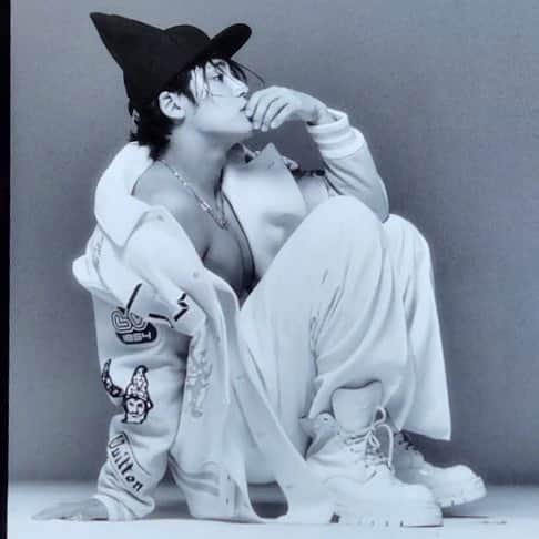 ミンギュさんのインスタグラム写真 - (ミンギュInstagram)「🤍  #ELLE #LouisVuitton  #ELLEKOREA #광고」9月22日 19時14分 - min9yu_k