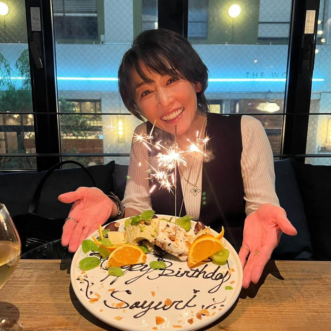 杏さゆりさんのインスタグラム写真 - (杏さゆりInstagram)「誕生日近辺撮影でスケジュールおさえられていたのに無くなり🥲誕生日は仕事してる予定が、予定皆無になりました😂😂😂 . そんな中ご飯行こう！と誘ってくれて🥺❤️ ぼっち誕生日を過ごさずにすみました😂 . 持つべきは友ですな🥰 ありがとお❤️ . そして沢山のお祝いメッセージありがとうございます🥰🥰🥰 30代ラスト謳歌してまいります！ YouTubeも頑張るので応援よろしくお願いします🙌✨ . #杏さゆり #SayuriAnzu」9月22日 19時17分 - anzu_sayuri_official