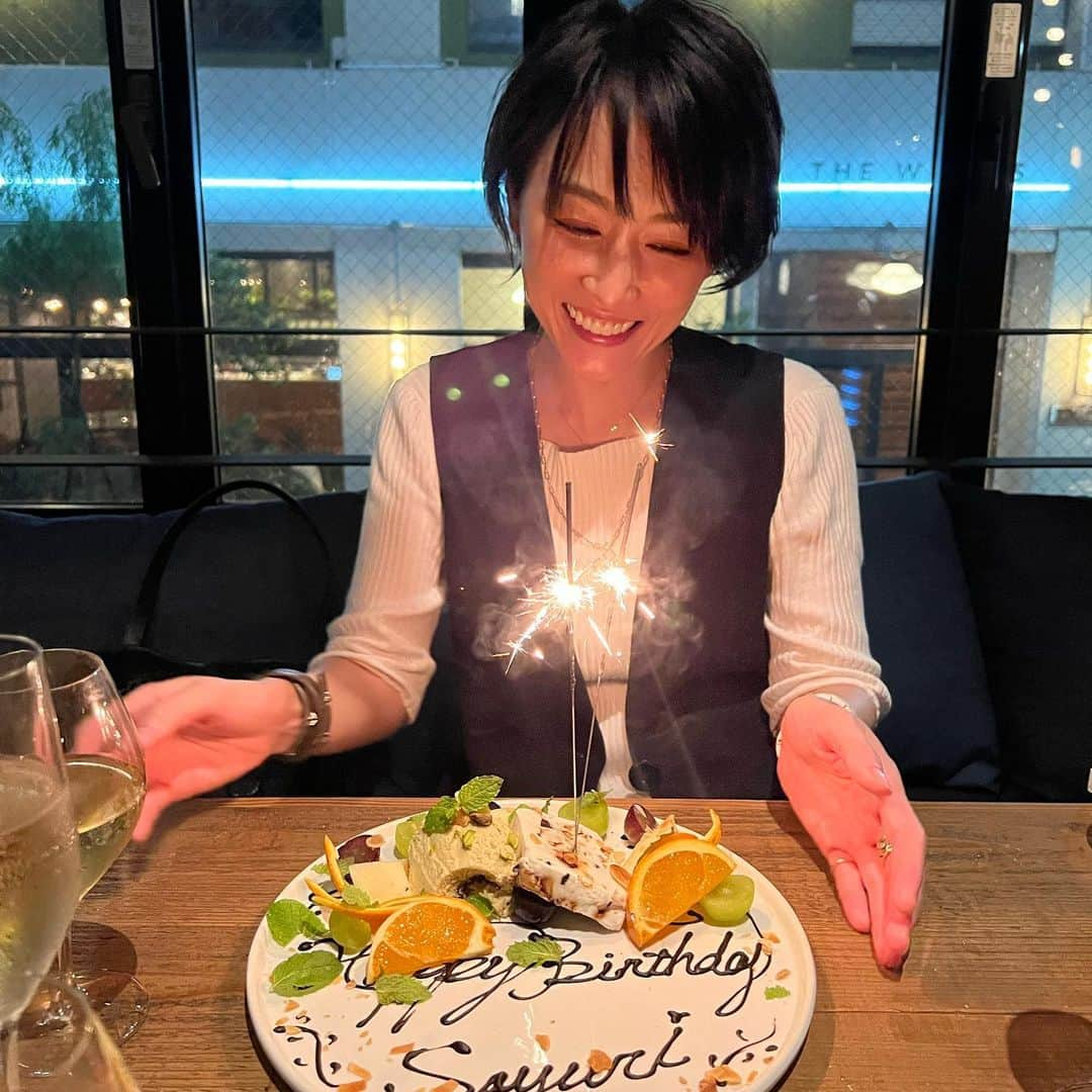 杏さゆりさんのインスタグラム写真 - (杏さゆりInstagram)「誕生日近辺撮影でスケジュールおさえられていたのに無くなり🥲誕生日は仕事してる予定が、予定皆無になりました😂😂😂 . そんな中ご飯行こう！と誘ってくれて🥺❤️ ぼっち誕生日を過ごさずにすみました😂 . 持つべきは友ですな🥰 ありがとお❤️ . そして沢山のお祝いメッセージありがとうございます🥰🥰🥰 30代ラスト謳歌してまいります！ YouTubeも頑張るので応援よろしくお願いします🙌✨ . #杏さゆり #SayuriAnzu」9月22日 19時17分 - anzu_sayuri_official