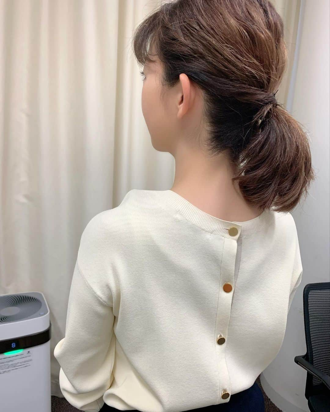 松尾由美子さんのインスタグラム写真 - (松尾由美子Instagram)「. 今日もご覧いただき、 ありがとうございました。 3連休は大雨に注意ですね。  ニット、スカート BEIGE, @beigecomma  アクセサリー お世話や @osewaya_official  白ニット×タイトスカートの上品コーデ。 2wayなのでカーディガンとしても◎ ネイビーのタイトスカートと合わせてすっきりとしたスタイルに。  #松尾由美子 #松尾と服 #スーパーJチャンネル #Jチャン #夕方ニュース #テレビ朝日 #テレ朝  #アナウンサー」9月22日 19時25分 - yumikomatsuo5