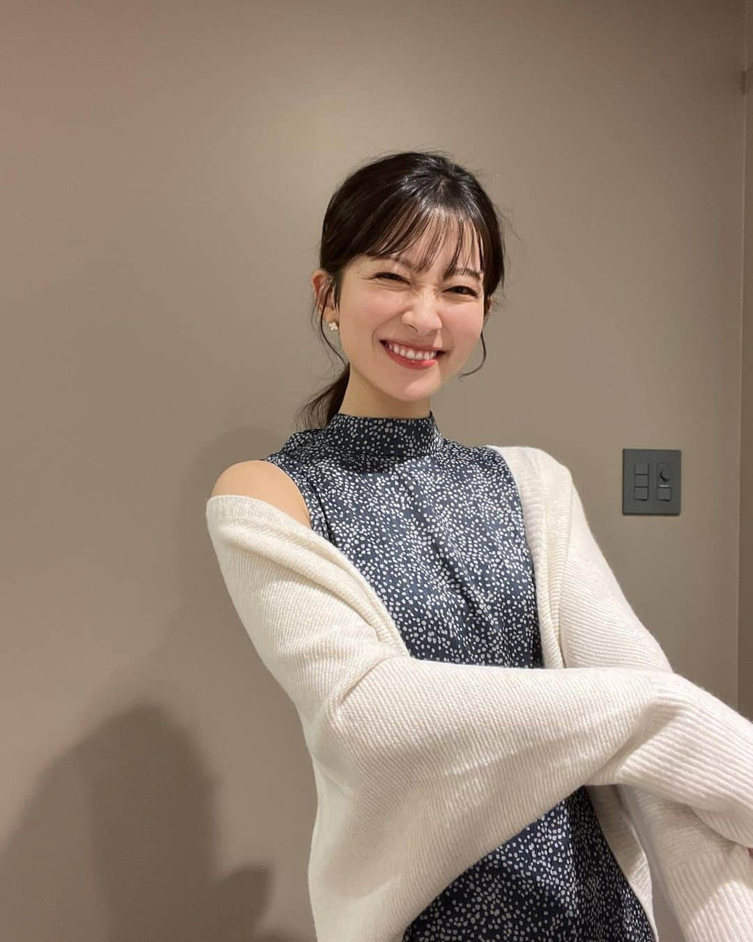 山本里菜さんのインスタグラム写真 - (山本里菜Instagram)「. 肌寒い夜ですので 暖かくしてお過ごしください☕️❤︎  #私服 ワンピース...eimy istoire カーディガン...UNIQLO  #秋服コーデ」9月22日 20時21分 - rinayamamoto_0622