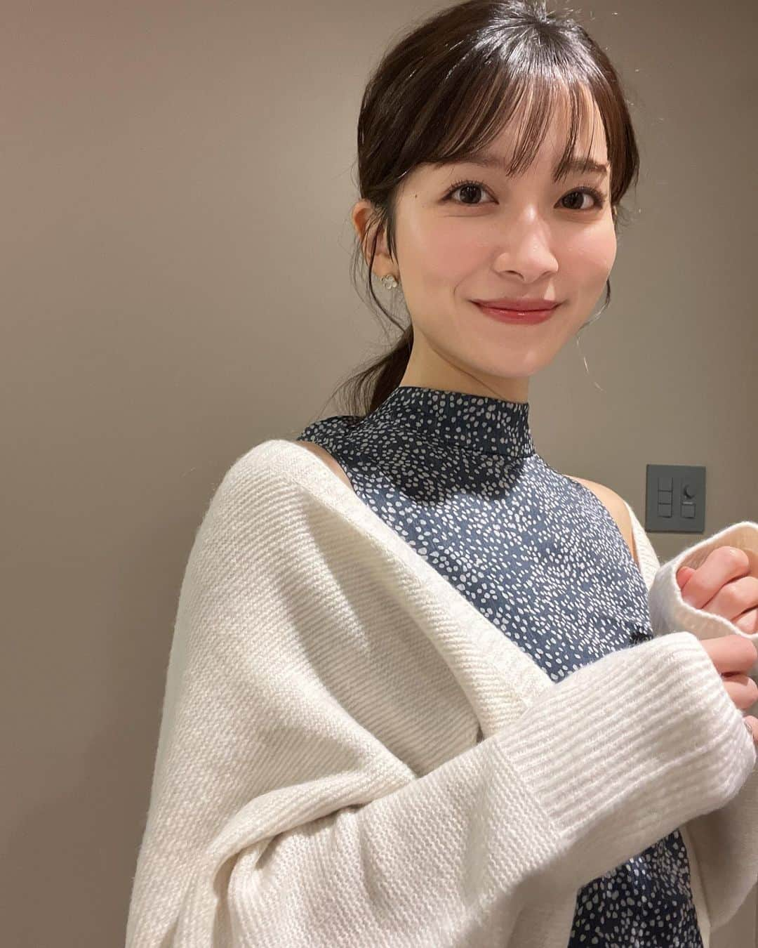 山本里菜さんのインスタグラム写真 - (山本里菜Instagram)「. 肌寒い夜ですので 暖かくしてお過ごしください☕️❤︎  #私服 ワンピース...eimy istoire カーディガン...UNIQLO  #秋服コーデ」9月22日 20時21分 - rinayamamoto_0622