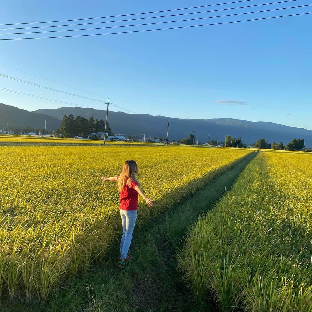 市原彩花さんのインスタグラム写真 - (市原彩花Instagram)「軽トラレースクイーン🛻 With 美湖ちゃん😂 @mikofukutake   大人気な軽トラレースクイーンシリーズに新メンバーが🤣 美湖ちゃんが私の実家(山形のど田舎)に泊まりに来てくれたよ☺️ うちの家族大喜び🥳🥳  今回もじぃちゃんの軽トラと、お父さんのニッカポッカ借りて撮影〜😂 レースクイーン時代とのギャップたまらんよね🤣(4枚目)  新メンバー随時募集してるから山形に遊びに来てねー😁🛻❤️  #軽トラレースクイーン#ギャップ#レースクイーン#山形#田舎#軽トラ#ニッカポッカ#racequeen#龍上海🍜#山形観光」9月22日 21時45分 - ayaka_ichihara