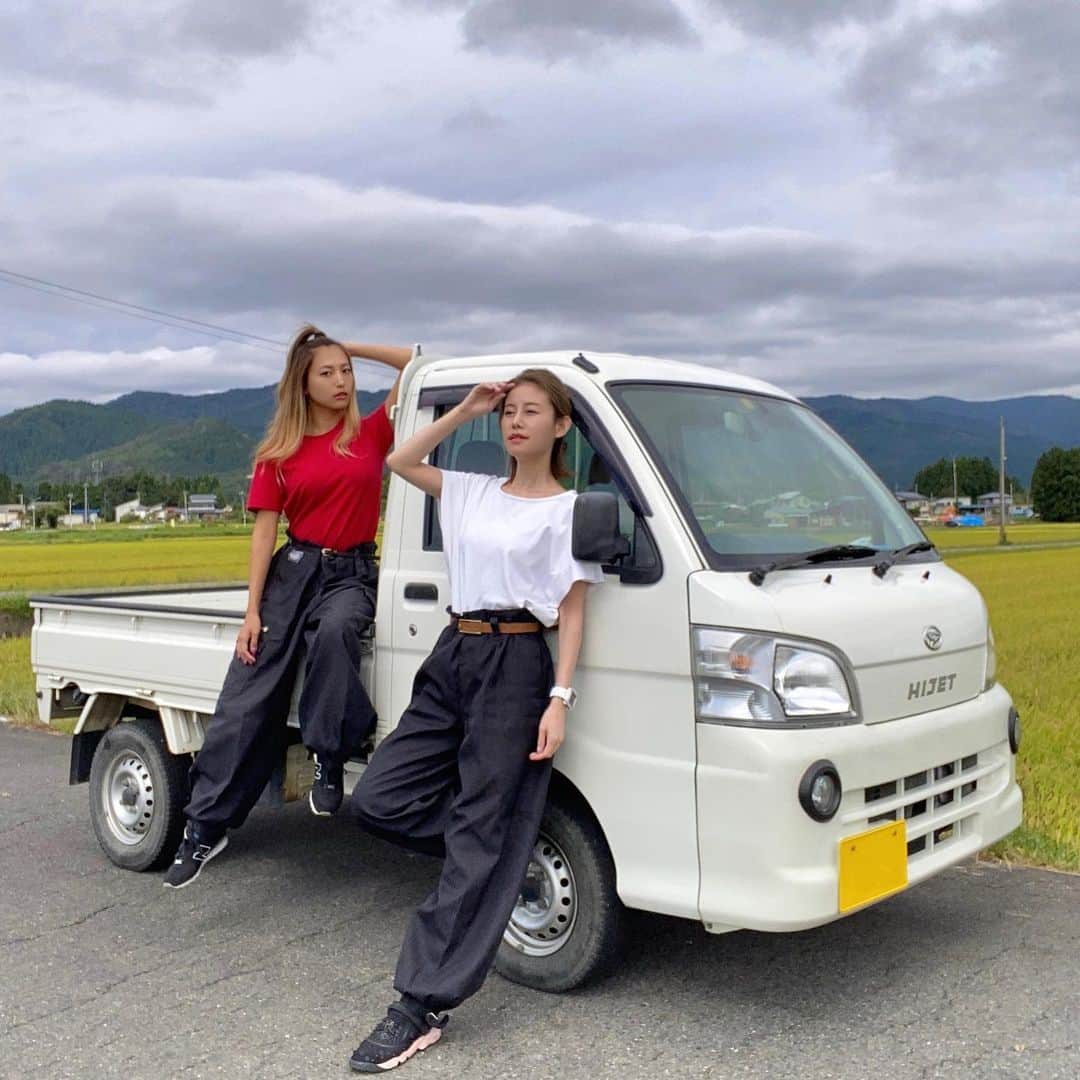 市原彩花さんのインスタグラム写真 - (市原彩花Instagram)「軽トラレースクイーン🛻 With 美湖ちゃん😂 @mikofukutake   大人気な軽トラレースクイーンシリーズに新メンバーが🤣 美湖ちゃんが私の実家(山形のど田舎)に泊まりに来てくれたよ☺️ うちの家族大喜び🥳🥳  今回もじぃちゃんの軽トラと、お父さんのニッカポッカ借りて撮影〜😂 レースクイーン時代とのギャップたまらんよね🤣(4枚目)  新メンバー随時募集してるから山形に遊びに来てねー😁🛻❤️  #軽トラレースクイーン#ギャップ#レースクイーン#山形#田舎#軽トラ#ニッカポッカ#racequeen#龍上海🍜#山形観光」9月22日 21時45分 - ayaka_ichihara