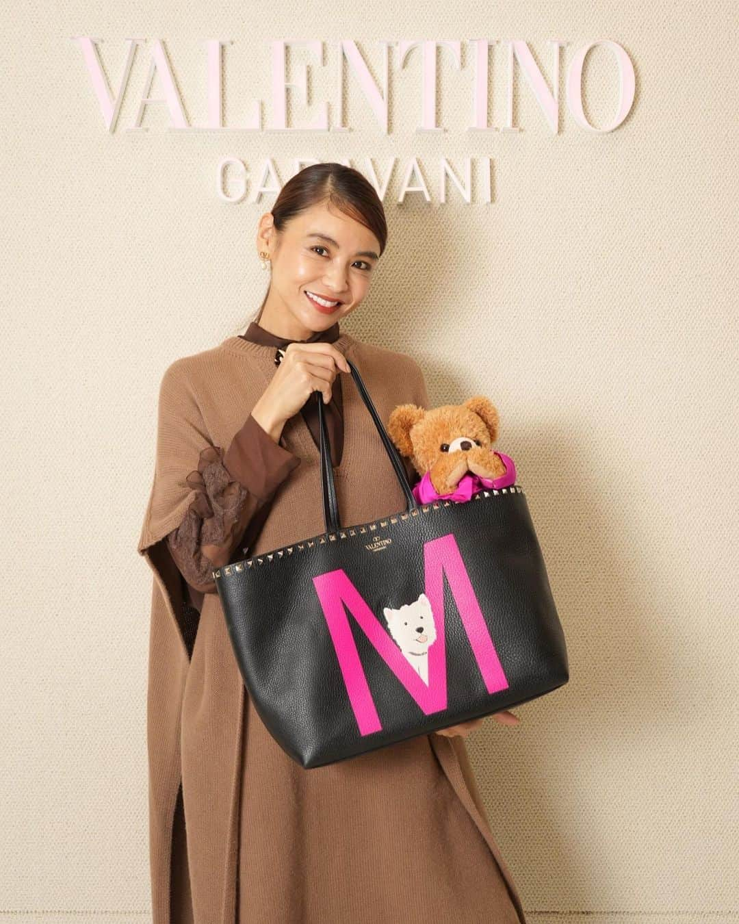 滝沢眞規子さんのインスタグラム写真 - (滝沢眞規子Instagram)「@maisonvalentino のロックスタッズ ペット ポップアップストアが伊勢丹新宿店で9/27まで開催中💕  可愛いペットの似顔絵をバッグやお財布、ポーチやスウェットなど描いてもらえる大人気のロックスタッズペット💕 楽しいフォトブースで可愛い写真も撮れちゃいます💕 私はうーちゃんバッグと共に伺いました🐶💕  大阪、名古屋、福岡でも順次オープンするそうなので、お近くの方々は是非💕  #RockstudPet  @maisonvalentino」9月22日 21時57分 - makikotakizawa