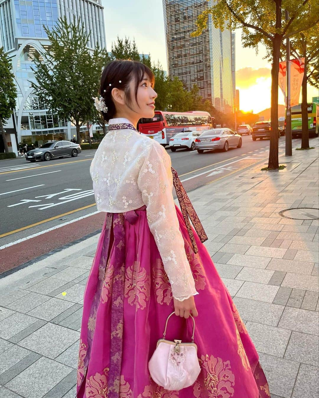 河北彩花さんのインスタグラム写真 - (河北彩花Instagram)「⁡ ⁡ 韓国にある景福宮に連れて行ってもらいました🙏🏻´- ⁡ ⁡ チマチョゴリは日本で言う事が多くて 韓国では韓服って言うみたい💭 ⁡ ⁡ 沢山色んなタイプの組合せを勧めてもらったけど 結局私の好きなこの色にしたよ💗 ⁡ ⁡ 写真は景福宮の周りをお散歩してた時に スタッフさん達が撮ってくれたものです...🤲🏻♡゛   #韓国  #景福宮  #チマチョゴリ」9月22日 22時26分 - saika_kawakita__official