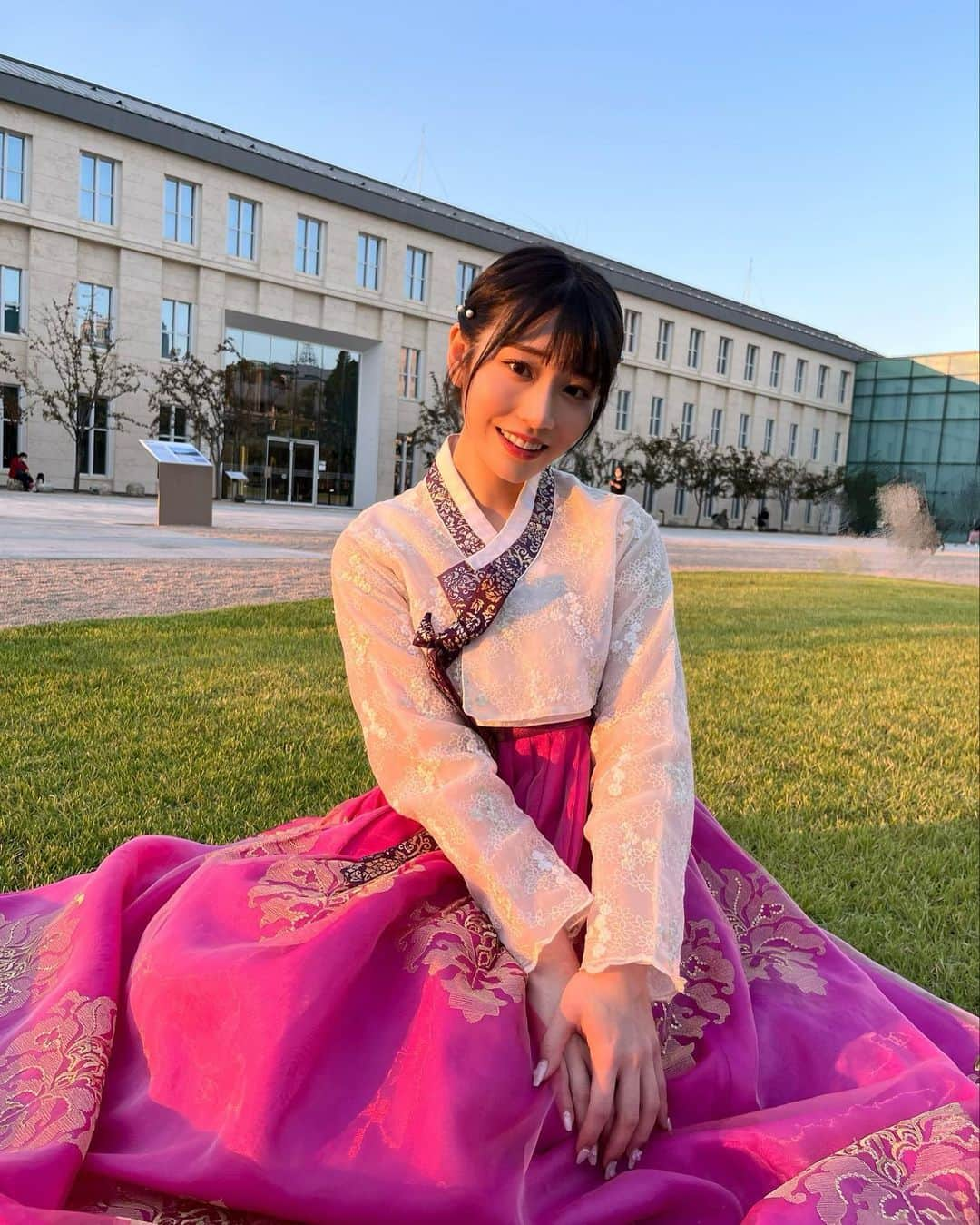 河北彩花さんのインスタグラム写真 - (河北彩花Instagram)「⁡ ⁡ 韓国にある景福宮に連れて行ってもらいました🙏🏻´- ⁡ ⁡ チマチョゴリは日本で言う事が多くて 韓国では韓服って言うみたい💭 ⁡ ⁡ 沢山色んなタイプの組合せを勧めてもらったけど 結局私の好きなこの色にしたよ💗 ⁡ ⁡ 写真は景福宮の周りをお散歩してた時に スタッフさん達が撮ってくれたものです...🤲🏻♡゛   #韓国  #景福宮  #チマチョゴリ」9月22日 22時26分 - saika_kawakita__official