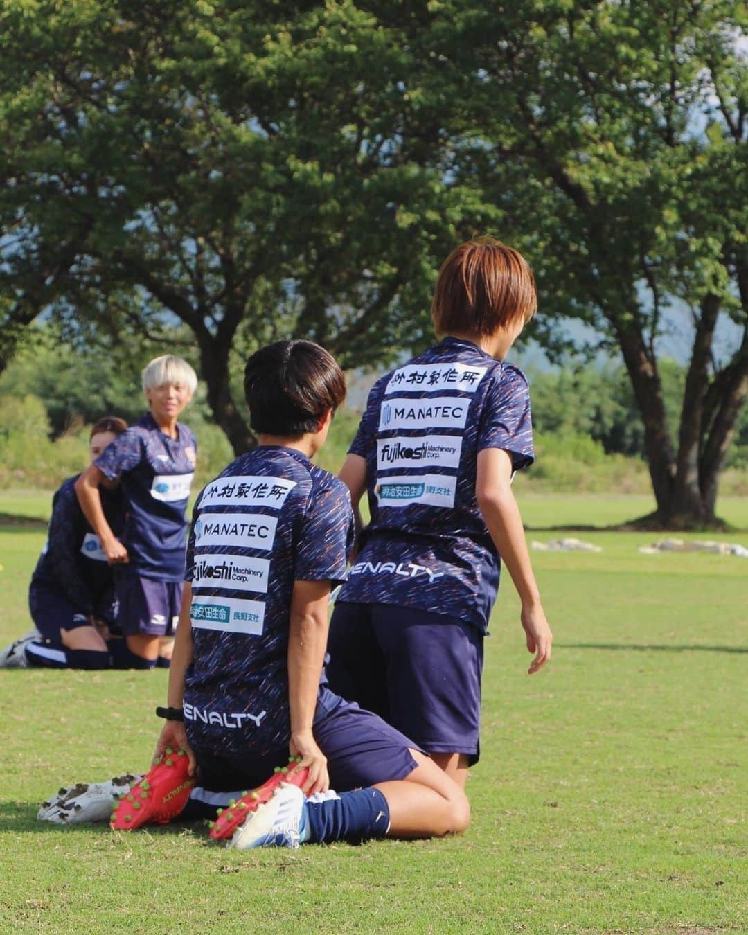 三谷沙也加さんのインスタグラム写真 - (三谷沙也加Instagram)「⁡ ⁡ ⁡ ・ スポーツって勝ち負けで 気持ちが上がったり下がったり。 ⁡ 嬉しい気持ち 悔しい気持ち もどかしい気持ち ⁡ 色んな感情が日々、交差する。 ⁡ ⁡ けど、やるもやられるも自分次第😊❤️‍🔥 ⁡ ⁡ 毎日、前向きに楽しんでいきたいな☺️👊❤️‍🔥❤️‍🔥 ⁡ ⁡ 明日も頑張ります🥺❤️ ⁡ ⁡ ⁡ #WEリーグ#nagano #acnpladies #パルセイロレディース#7#三谷沙也加 #練習#TR#練習写真#ペナルティー #練習の一コマUP #どんな状況なんだろ？笑 #何話してるんだろ。笑 #そして、真剣な顔 #写真で色んな状況を想像してみて下さい🤍 #毎日happyに終われたら最高だー🫶」9月22日 22時57分 - sayaka_mitani7