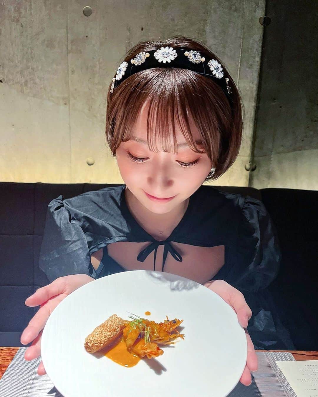 緒方咲さんのインスタグラム写真 - (緒方咲Instagram)「タイ料理屋さん🇹🇭😋🍴💕  @ishinihanasaku.nishiazabu さんに マミーと一緒に行ってきました👩‍❤️‍👩✨  タイ料理をいただくことがほぼ初めてだったので この日をとっても楽しみにしてました💓💓  1つ1つのメニューがこだわって作られていて どれもとてもお洒落で美味しかったです😍❤️  細かくお料理の説明もして下さって 愛情込めて作っていただけてるのを感じました☺️🫶  ステーキは、スモークの演出があったり、 タイ米は土鍋で炊き込んでいたり、 デザートのアイスは液体窒素で目の前で 作ってくれたりと目でも楽しめる こだわりが詰まった｢花｣コースでした🌸👏  エスニック感は残しつつ日本人の舌に合う 絶妙に優しいお料理に仕上がっていて 幸せな一時でした(*´-`)🌈🍀ご馳走様でした🙏🥰  #グルメ #グルメ女子 #エスニック #港区グルメ #国産クラフトビール #石ニ花サク #フュージョン料理 #タイ料理 #タイ #国産ワイン #トリドリベース #六本木 #カオマンガイ #ラッシー #トムヤムクン #六本木ディナー #六本木グルメ #PR #西麻布 #dinner  #ショート女子 #ショートヘア #ショートカット #ショートカット女子 #japanesegirl」9月22日 23時29分 - chaaansaki