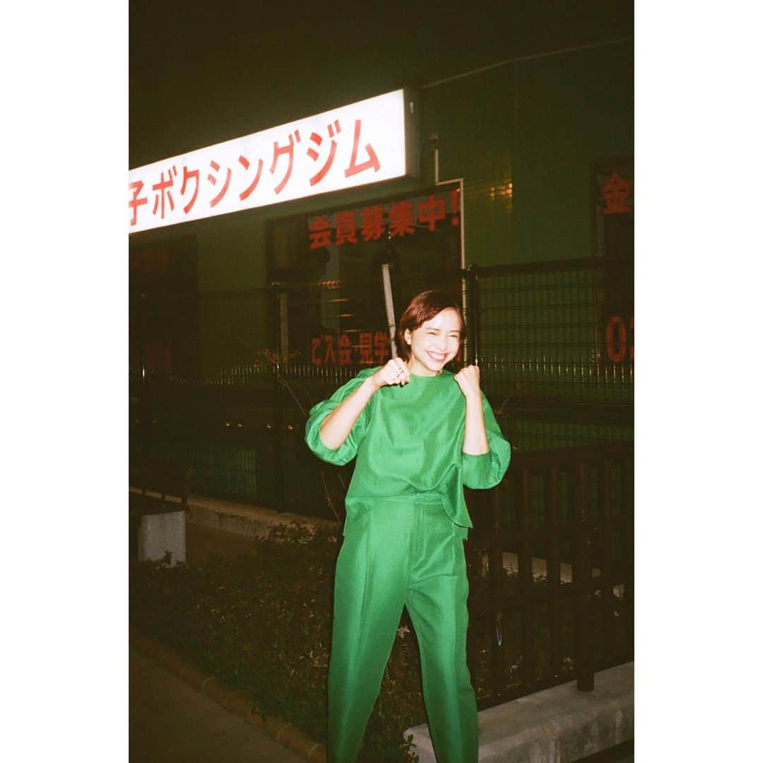 豊田エリーさんのインスタグラム写真 - (豊田エリーInstagram)「🦎 イキウメ『天の敵』 下北沢の本多劇場にて上演中です！ 明日（9/23）は14時開演。 当日券も毎回出るそう✨  舞台上はただひたすらに“今”を感じる場所。 まだまだ外出などの不安が多い中 劇場までお越しいただいて、 この大切な“今”をみなさんと共有させてもらっていることが幸せです。 本当にありがとうございます。  上の写真は春頃、下北沢にて。 Photographer： #菊地史 さん Hair&Makeup： #赤間直幸 さん Stylist： #井阪恵 さん Outfits ： @marmors_official   この素敵な方々と作品撮りをした際の写真が色々あるので、 これから少しずつ載せていきますね！  #filmphotography」9月22日 23時39分 - ellie_toyota