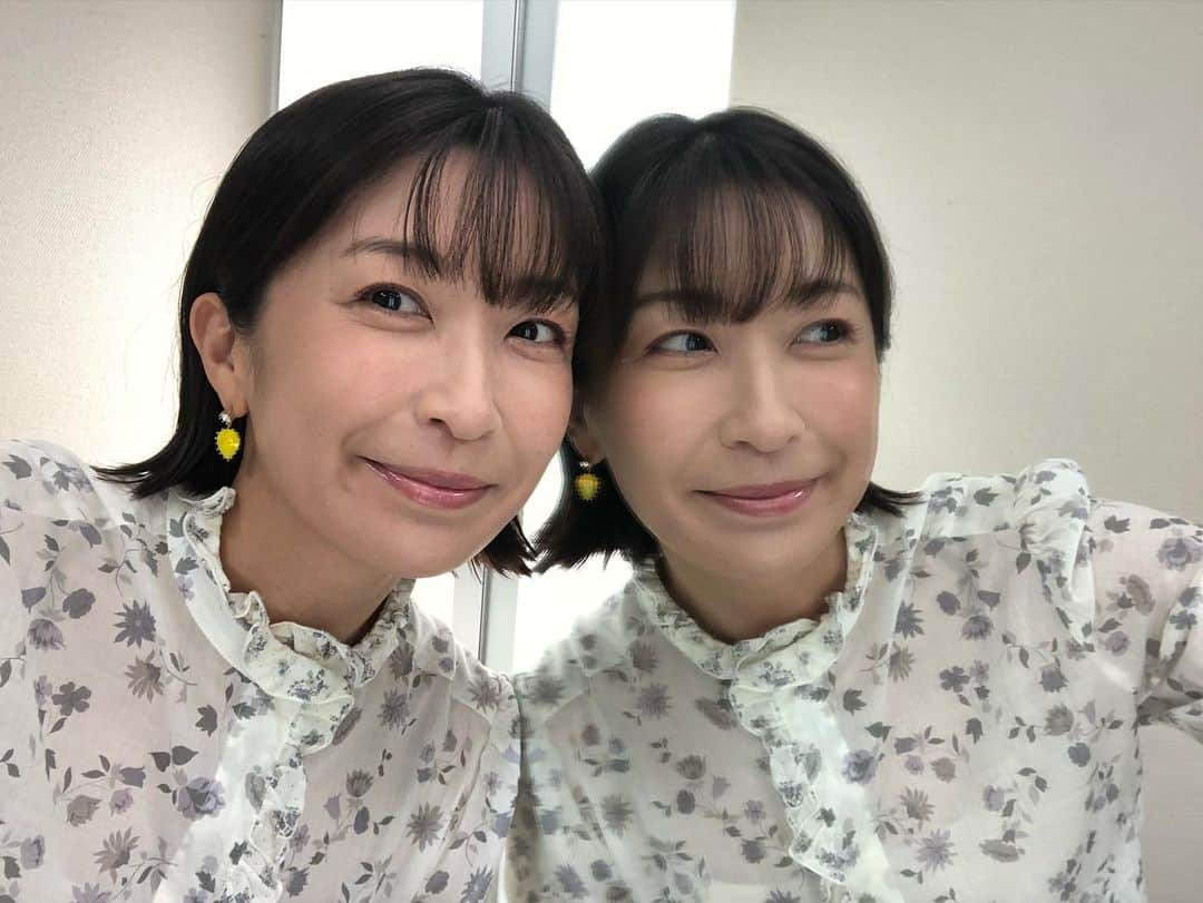 小野真弓さんのインスタグラム写真 - (小野真弓Instagram)「おはようございます☺️🌾  おかーさん、 あっちへこっちへ〜 猫を追いかける日々〜😂🐾 猫に翻弄され〜 猫に癒され、犬に癒されております(￣∇￣)✨🐾 🦝🐏🐯🐯🐼 🐈‍⬛🐻‍❄️🐨🐻＋🐱🐱🐱🐱  地域猫活動を、 とある地域で始めておりまして、  おそらく、 50匹近くはいると思われますので、 避妊去勢が落ち着くまでは、 外猫を追いかけます〜😂🐾  それさえ終われば、、 猫ちゃんたちは、 地域の皆様にご飯をもらって、 見守られながら のんびり穏やかに暮らしていけます🌱😊  ただ、 平和な地域ではありますが、 それでも、お外の生活は危険がいっぱい。 先日保護した子のうち1匹は、 交通事故に遭っていた形跡があり、 残念ながらお空に旅立ちました🥲  （お空へ旅立った子は、 うちで出産子育てしていた、ろくろなの姉妹。 4姉妹のうちの1頭です😞）  ほんとは、みんな家族を見つけて 家猫になってほしいけど🥺🏡 なかなかそうもいかない頭数😞  自分にできることを、 地域の皆様と共に、 頑張ります🍀  🦝❤️ ハナも病状が良く、 点滴通いも2〜3日に一度に なりました💮 昨日は、久しぶりに お気に入りのぬいぐるみと格闘してました🧸😆✨ 元気の証😆  みんないつまでも元気で居てね☺️ 今日も良い一日をお過ごしください(*´꒳`*)🌈  #チワワ#ハナちゃん#シニア犬 #チワマル#ハルくん#あまえんぼ犬 #雑種猫兄妹#アオくん#ナナちゃん #ほぼうちの子#ちりんくん 🐾 #保護仔猫 #おかかちゃん#こんぶちゃん #どんちゃん#ろいちゃん 🙋‍♀️ #おかーさん#仕事ルック#動物ルック #犬猫日記#犬と猫のいる暮らし #地域猫活動#TNR  #動物愛護週間」9月23日 5時34分 - hanaharuaroi