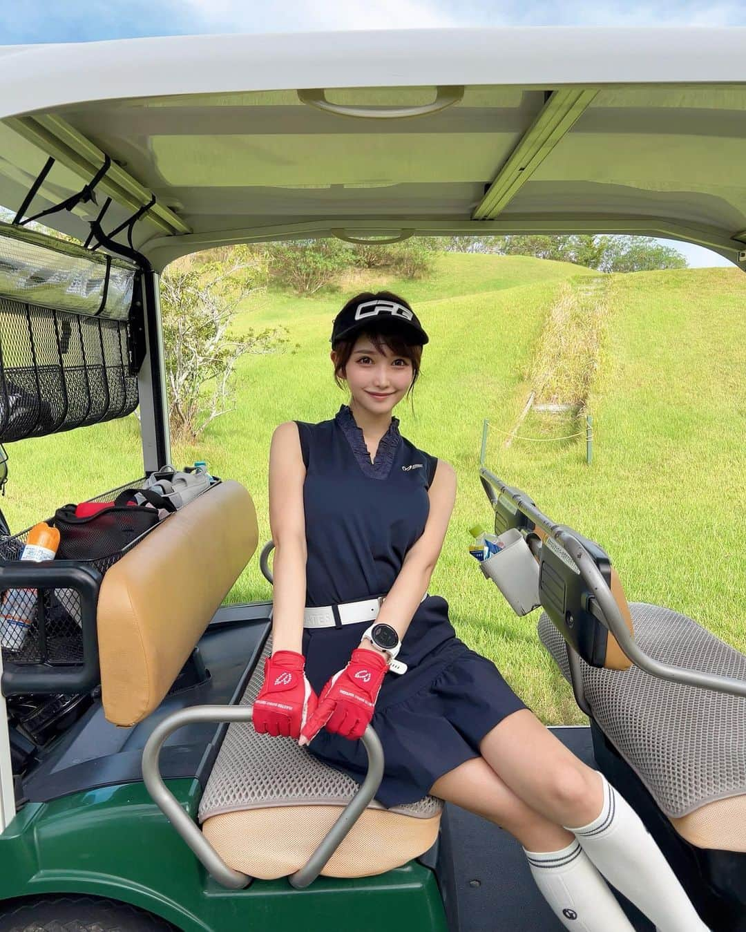 MAYUさんのインスタグラム写真 - (MAYUInstagram)「. 汗で前髪が変なことになってる👶🏻☀️ . シンプルコーデな日⛳️ トップスの首元がふりふりしててかわいいのっ💙 トップスもスカートも @masterbunnyedition_official だよ💙 . . 虫に刺されやすいから、虫除けスプレーは必需品✊！ でもこまめにスプレーしてても気付いたら刺されてる。。🙄 . #ゴルフ女子#ゴルフ#ゴルフウェア#ゴルフコーデ#マスターバニー#マスターバニーエディション#golf#golflife#golfstagram#golfcourse#golfaddict#golfclub#golfday#golfwear#masterbunnyedition #masterbunny」9月23日 14時23分 - mayu.kina_golf