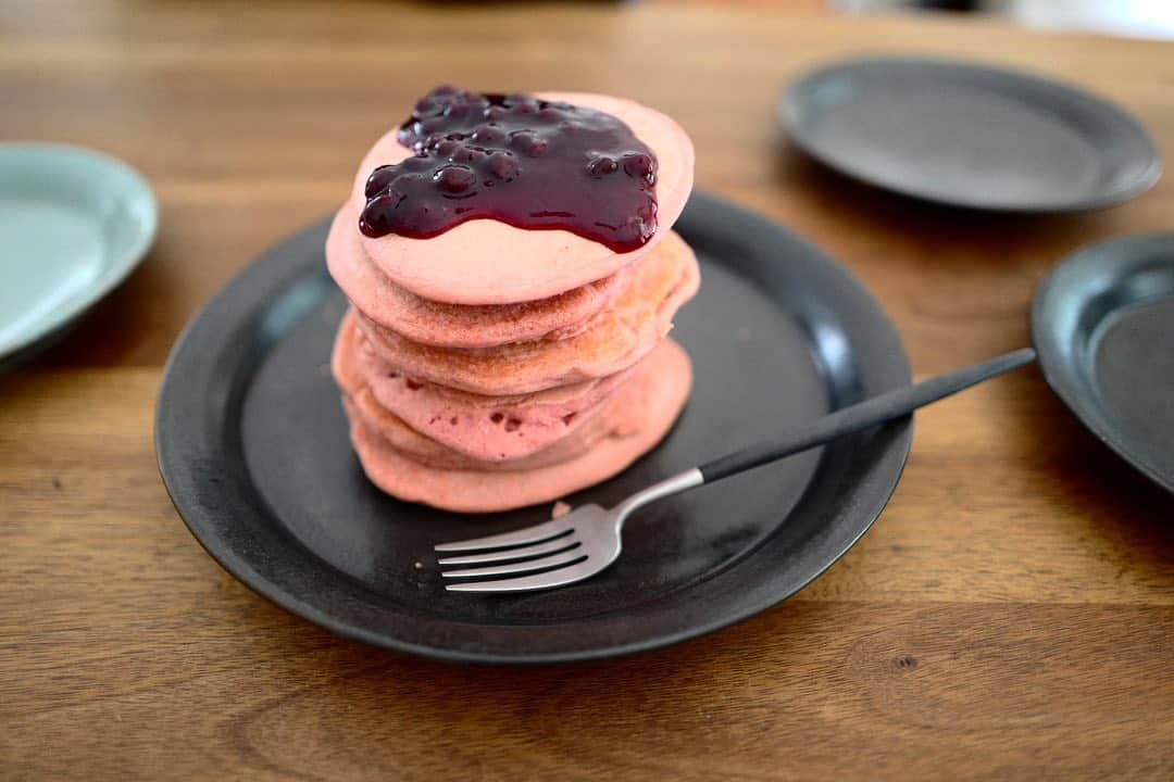 安田美沙子さんのインスタグラム写真 - (安田美沙子Instagram)「最近作ったピンクのパンケーキ🥞✨  こどもたち喜んでたけど 実はビーツ入りなんだよ💓  しかも。。ほんのすこーし 炭パウダーを。  軽井沢で前に購入した ブルーベリーソースでいただきました😋🤍  #ピンクのパンケーキ #うまし #ブルーベリー #勝手に健康 #器は405 @four_o_five_405」9月23日 14時23分 - yasuda_misako