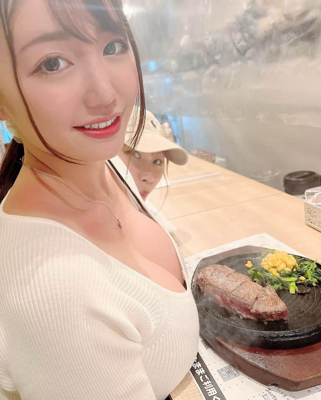 愛場れいらさんのインスタグラム写真 - (愛場れいらInstagram)「ステーキ🥩🥩❤️❤️ どおーーーんっ！ . . . 三連休始まったね✨何するの？ 私は本日少しだけ映画撮影🎞🎬 . . . . . #彼女とデートなうに使っていいよ  #彼氏目線　#肉食系女子  #あざとい系女子  #格闘技　#ラウンドガール #あざとかわいい  #草食系男子  #誘惑　#谷間チラリ  #谷間美人  #美女　#グラビア　#グラビアアイドル」9月23日 15時34分 - aibareira2