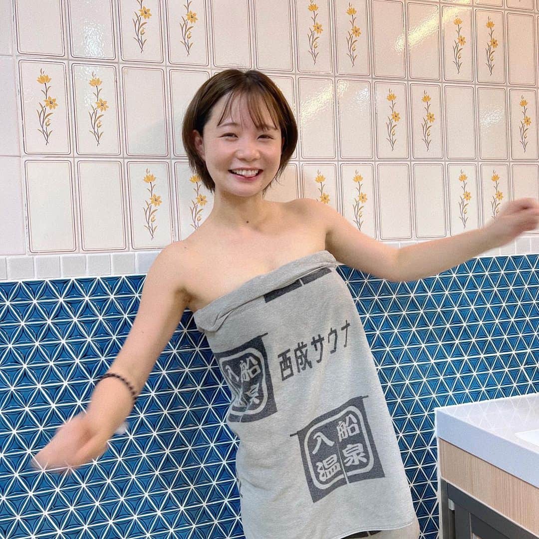 真奈さんのインスタグラム写真 - (真奈Instagram)「むちむちサウナ久しぶりの 大阪〜〜！！🧖西成！！ 本日は入船温泉さんへ🫶  八月に新装オープンで とっても綺麗で とっても最高サウナでした🥺  湿度高くてくたくた…… 水風呂は115cmで 立ったまんま入れます。 きもちい軟水です。  サウナグッズも可愛くて ドリンクなども豊富で 楽しかったあ🥺  あと個人的にこのサウナタオルが かわいすぎてツボでした。 "西成サウナ"渋すぎる。かわいい。  (大阪up聴きながら来た。) #入船温泉　#西成サウナ #西成　#サウナ女子 #サウナ　#サウナイキタイ  #むちむちサウナ　#사우나」9月23日 15時57分 - manatmnt0116