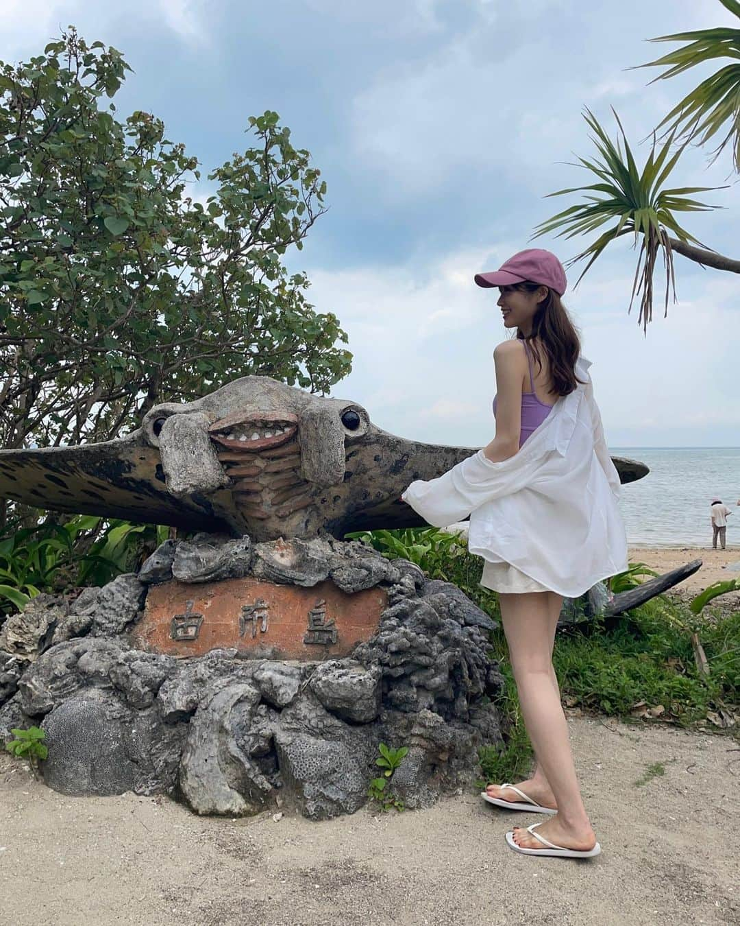 牧野結美さんのインスタグラム写真 - (牧野結美Instagram)「石垣島🌺Day② 離島巡り  八重山諸島をいくつか巡りたかったので ツアーを申し込みました♡ どれか1つの島だけなら 個人で行くのもいいと思います❣️  7:40 ホテルにバスがお迎えにきてくれるので 離島ターミナルまで🚌 そこから1時間弱くらい船にのって西表島へ🐈 小さな船に乗り換えてマングローブを見ました♡ ※酔い止め必須です！！！  11:00 水牛車に乗って、由布島に渡ります🐮 水牛さんが、台車と人間を合わせて 2トンもの重さを引っ張ってくれました🏝  12:00 ランチを済ませて、 植物園になっている由布島を観光しました♡ 亜熱帯の植物やガジュマルの木を眺めました🌳  13:40 船に乗って竹富島へ⛴ 竹富島ではレンタサイクルで島を一周しました🚴‍♀️ コンドイビーチを見て、 「HaaYa nagomi-cafe」にて紅芋パフェと 島バナナジュースでエネルギーチャージ💜  17:00 石垣島へ船で戻ってきて、いったんホテルへ  18:00 「いちばんざぁ」という ANAインターコンチネンタルホテルの 目の前にある居酒屋さんへ🏮 お蕎麦のようにツユにつけて食べる もずくがとっても美味しかったです♡  20:00 沖縄限定のポテチとかっぱえびせんを買って ホテルでゆっくり☺️  #石垣島 #石垣島旅行 #anaインターコンチネンタル石垣リゾート #石垣島観光 #石垣島ホテル #石垣島グルメ #南国リゾート #夏休みの過ごし方 #遅めの夏休み #夫婦旅 #八重山諸島 #西表島 #竹富島 #竹富島グルメ #マングローブ #由布島 #八重山諸島めぐり」9月23日 17時13分 - yumi_makino_