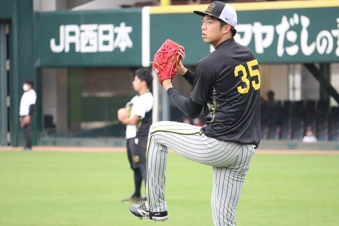 阪神タイガースさんのインスタグラム写真 - (阪神タイガースInstagram)「9月23日広島戦、本日の試合前練習の様子です！ #才木浩人 選手 #藤浪晋太郎 選手 #湯浅京己 選手 #カイルケラー 選手 #小林慶祐 選手 #佐藤輝明 選手 #糸原健斗 選手 #坂本誠志郎 選手 #原口文仁 選手 #近本光司 選手 #ジェフリーマルテ 選手 #阪神タイガース  #イチにカケル！」9月23日 17時51分 - hanshintigers_official