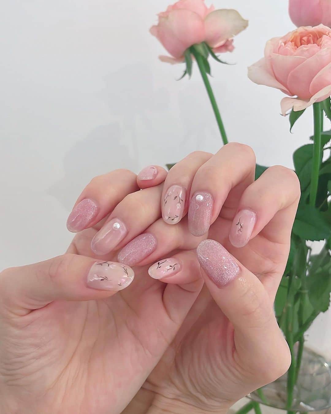 畑美紗起さんのインスタグラム写真 - (畑美紗起Instagram)「にゅーねいる💅🌷  きらっきらでお花もあって、 上品で素敵にしていただきました🥰  フラッシュたくとより、きらきら光るの〜🪄✴︎.°  @akane.4.8   #フラッシュネイル #マグネットネイル #ネイル #ネイルデザイン #みちゃネイル #ジェルネイル #トレンドネイル #nail #nails #nailart #naildesign #dailylook #me」9月23日 18時13分 - miiicha_0327