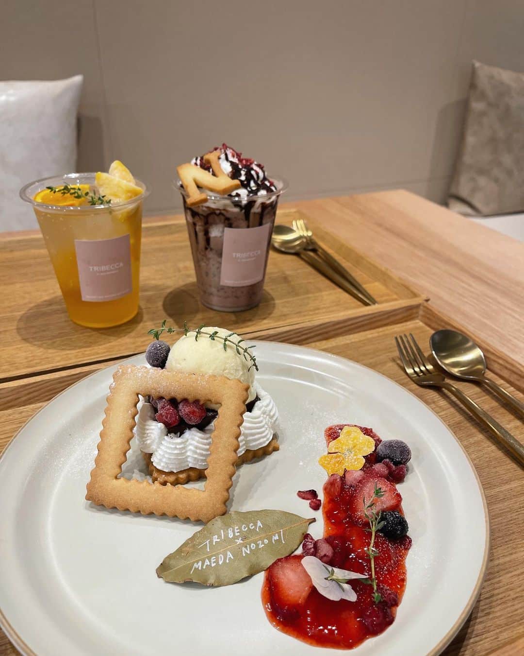 前田希美（まえのん）さんのインスタグラム写真 - (前田希美（まえのん）Instagram)「大阪で開催中のコラボカフェが、 かわいすぎる。  明日で終わっちゃうのが寂しくなります。  のんが考えたスイーツたちも 明日でばいばいっ。  大阪で食べれるので 是非明日お待ちしてますね︎☺︎  コラボシューズも試着できます。  #のんカフェ巡り #大阪カフェ #cafe」9月23日 18時45分 - maeda_nozomi