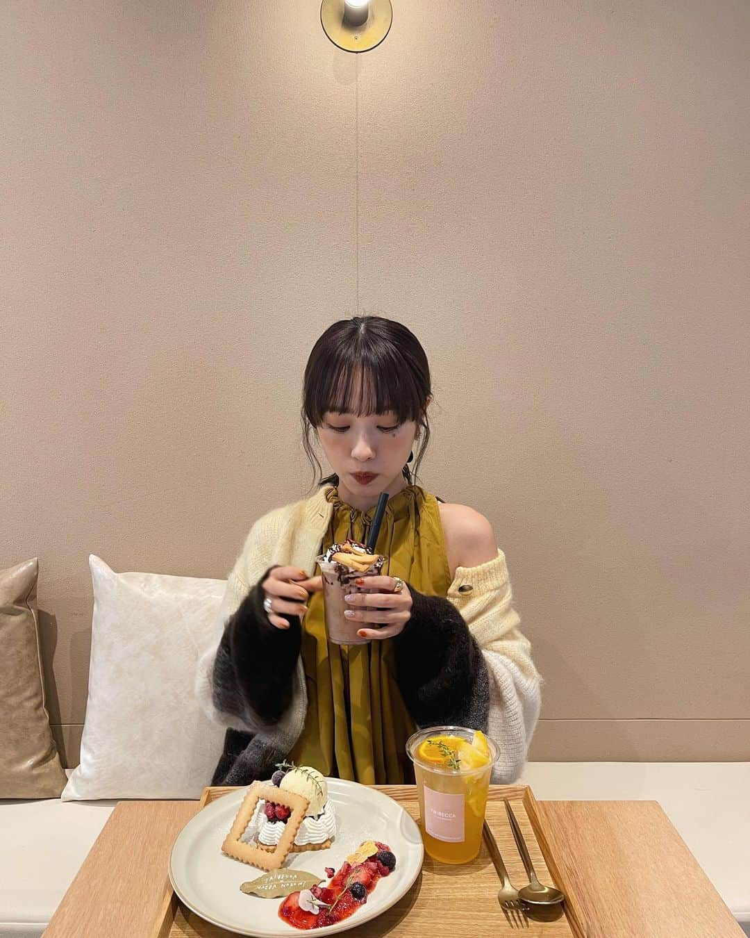 前田希美（まえのん）さんのインスタグラム写真 - (前田希美（まえのん）Instagram)「大阪で開催中のコラボカフェが、 かわいすぎる。  明日で終わっちゃうのが寂しくなります。  のんが考えたスイーツたちも 明日でばいばいっ。  大阪で食べれるので 是非明日お待ちしてますね︎☺︎  コラボシューズも試着できます。  #のんカフェ巡り #大阪カフェ #cafe」9月23日 18時45分 - maeda_nozomi