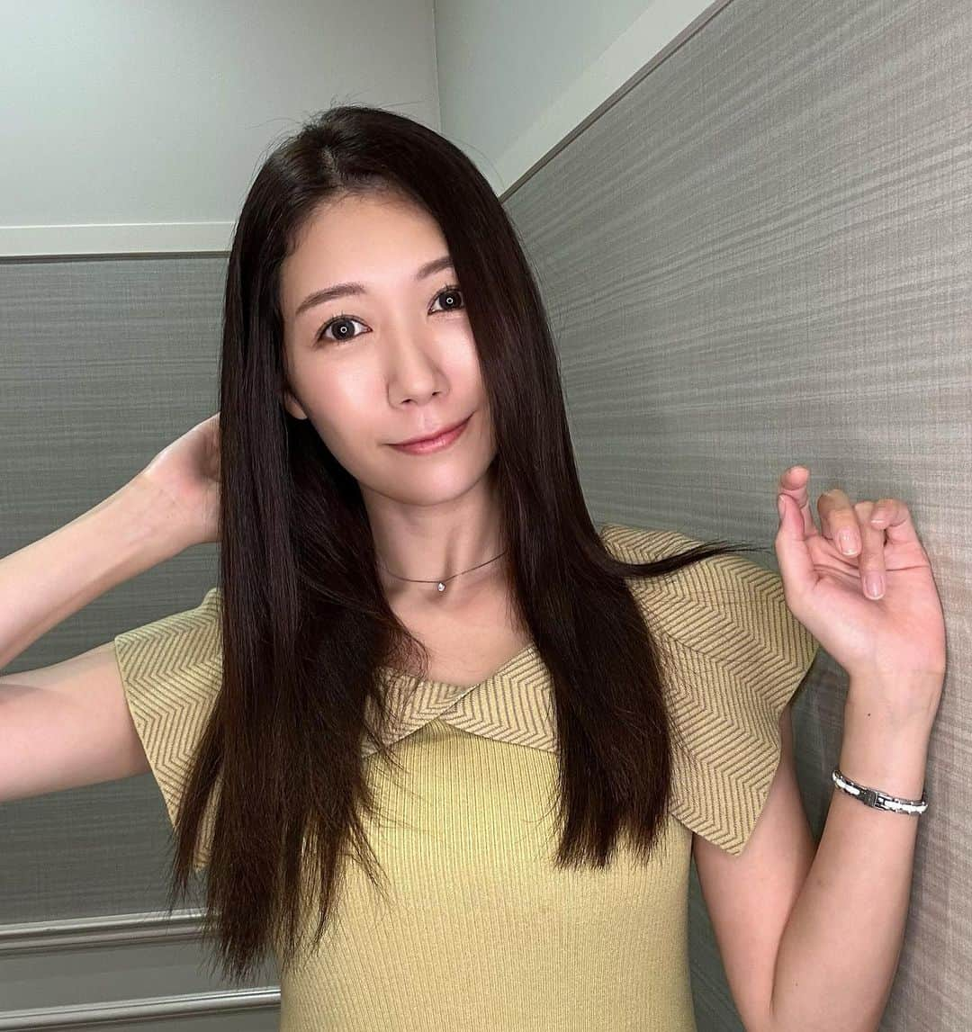 穂川果音さんのインスタグラム写真 - (穂川果音Instagram)「いつものhair color😊 iPhone 14proのインカメで撮影してみた！画質良い！  salon→ @loana_roppongi   #hairstyles #haircolor #haircare #六本木　#loana #ヘアケア　#ヘアカラー #iphone14pro」9月23日 19時38分 - hokawakanonn