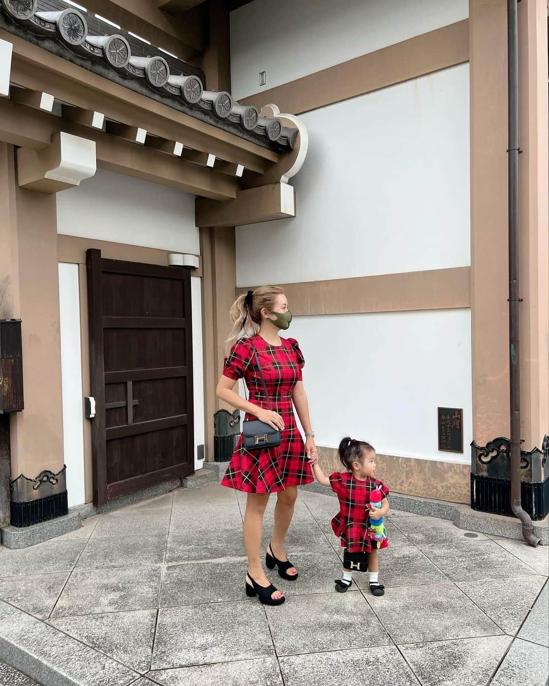 福王寺彩野さんのインスタグラム写真 - (福王寺彩野Instagram)「mini me🍒👶🏻 👗 @lapremiere_official ❤️  家族で大ばばの米寿のお祝いしました㊗️🙏🎉 （息子もおしゃれしてたけど暑くて脱いだためスタンプ🤣🙏）  #minime #motheranddaughter #matchingoutfits #親子コーデ #赤ちゃんのいる生活 #女の子ベビー #リンクコーデ #双子コーデ #お揃いコーデ #チビノ #1歳10ヶ月 #米寿」9月23日 19時42分 - ayano_fukuoji