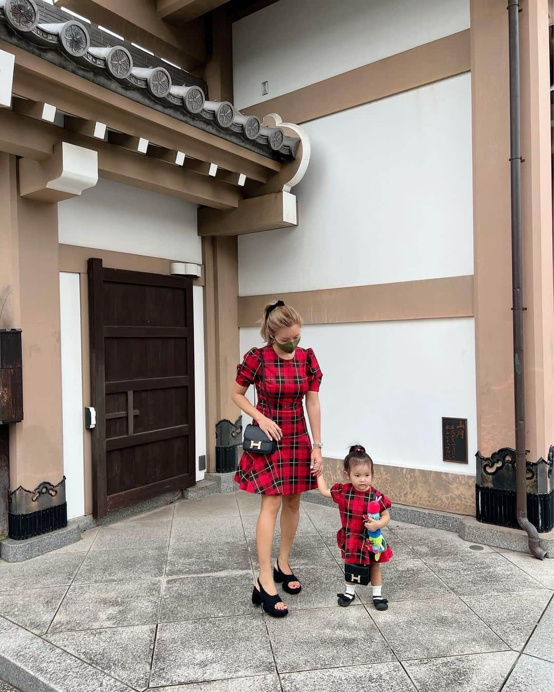 福王寺彩野さんのインスタグラム写真 - (福王寺彩野Instagram)「mini me🍒👶🏻 👗 @lapremiere_official ❤️  家族で大ばばの米寿のお祝いしました㊗️🙏🎉 （息子もおしゃれしてたけど暑くて脱いだためスタンプ🤣🙏）  #minime #motheranddaughter #matchingoutfits #親子コーデ #赤ちゃんのいる生活 #女の子ベビー #リンクコーデ #双子コーデ #お揃いコーデ #チビノ #1歳10ヶ月 #米寿」9月23日 19時42分 - ayano_fukuoji