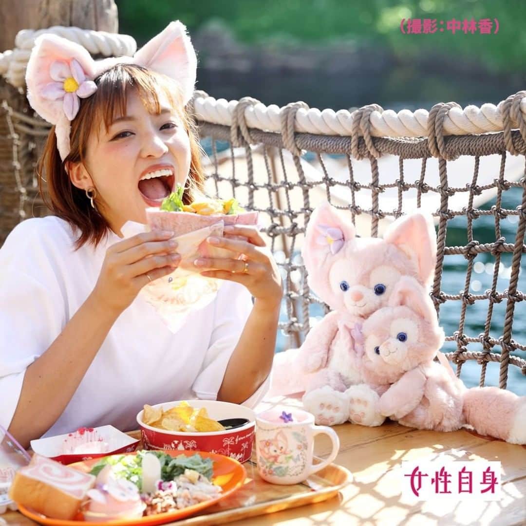 女性自身 (光文社)さんのインスタグラム写真 - (女性自身 (光文社)Instagram)「📣東京ディズニーシーで話題沸騰！リーナ・ベルの可愛すぎるフードを現地レポ --- 9月8日、東京ディズニーシーにダッフィーの6番目のお友達として登場した、キツネの女の子リーナ・ベル。すでに話題集中でグッズも大人気で、パーク内にはピンクのキツネ耳カチューシャをつけたゲストがたくさん！ 今回はそんな人気のリーナ・ベルのスペシャルフードを記者が実食してきました！ 1⃣「リーナ・ベルのデリプレートセット」1,800円 1⃣「リーナ・ベルのタピオカティ（フルーツ＆ミルク）、スーベニアスリーブ付き」1,500円 2⃣「ミゲルズのおすすめセット　ピタサンド（ビーンズカレー＆チーズソース）コーンチップス付き、スーベニアランチケース付き」2,500円 3⃣「ストロベリーモンブラン、スーベニアプレート付き」990円 3⃣「ライチームース＆ラズベリーゼリー、スーベニアカップ付き」990円 4⃣「クッキーサンド（チーズクリーム）、スーベニアケース付き」1,370円 5⃣「カラフルチョコレート、ミニスナックケース付き」1,200円 SNSで自慢したくなる華やかなフードたち。ぜひ現地で目と舌で味わって！ 📸 by 中林香、原田圭介 --- ▶️続きは @joseijisin のリンクで【WEB女性自身】へ ▶️ストーリーズで、スクープダイジェスト公開中📸 ▶️投稿の続報は @joseijisin をフォロー＆チェック💥 --- #リーナベル #LinaBell #リーナベルフード #ダッフィーアンドフレンズ #duffyandfriends #東京ディズニーシー #tds #tokyodisneysea #女性自身」9月23日 20時00分 - joseijisin