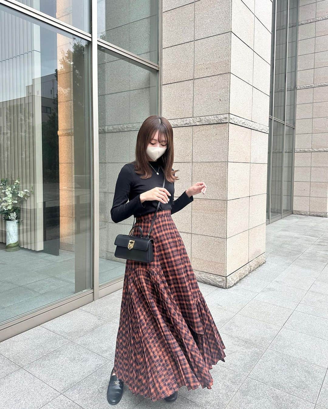 Ayanaさんのインスタグラム写真 - (AyanaInstagram)「🧣🖤 ⁡ シンプルなブラックのトップスに 赤チェックのデザイン性の効いたスカートを。 ⁡ スカートのデザインがとにかく！ 可愛いのでスライドして 沢山写真見てください🫢🖤" ⁡ そしてお気に入りの @cafune.official のbag👜 どんなコーデにも合いやすいから ヘビロテします、、、🖤 ⁡ 秋はチェックが可愛いね🧣 ⁡ スカートはZOZOTOWNで 今日限定¥1000 offになってますよ➰🛒 ⁡ ⁡ tops @grl_official  skirt @ezick.ec.official  shoes @snidel_official  ⁡ ⁡ ⁡ ⁡ ⁡ #プチプラ #プチプラコーデ #秋服 #秋服コーデ #ezick #エジック #snidel #mycafune #カフネバッグ #チェックスカート #usagionline」9月23日 20時20分 - naalunlun
