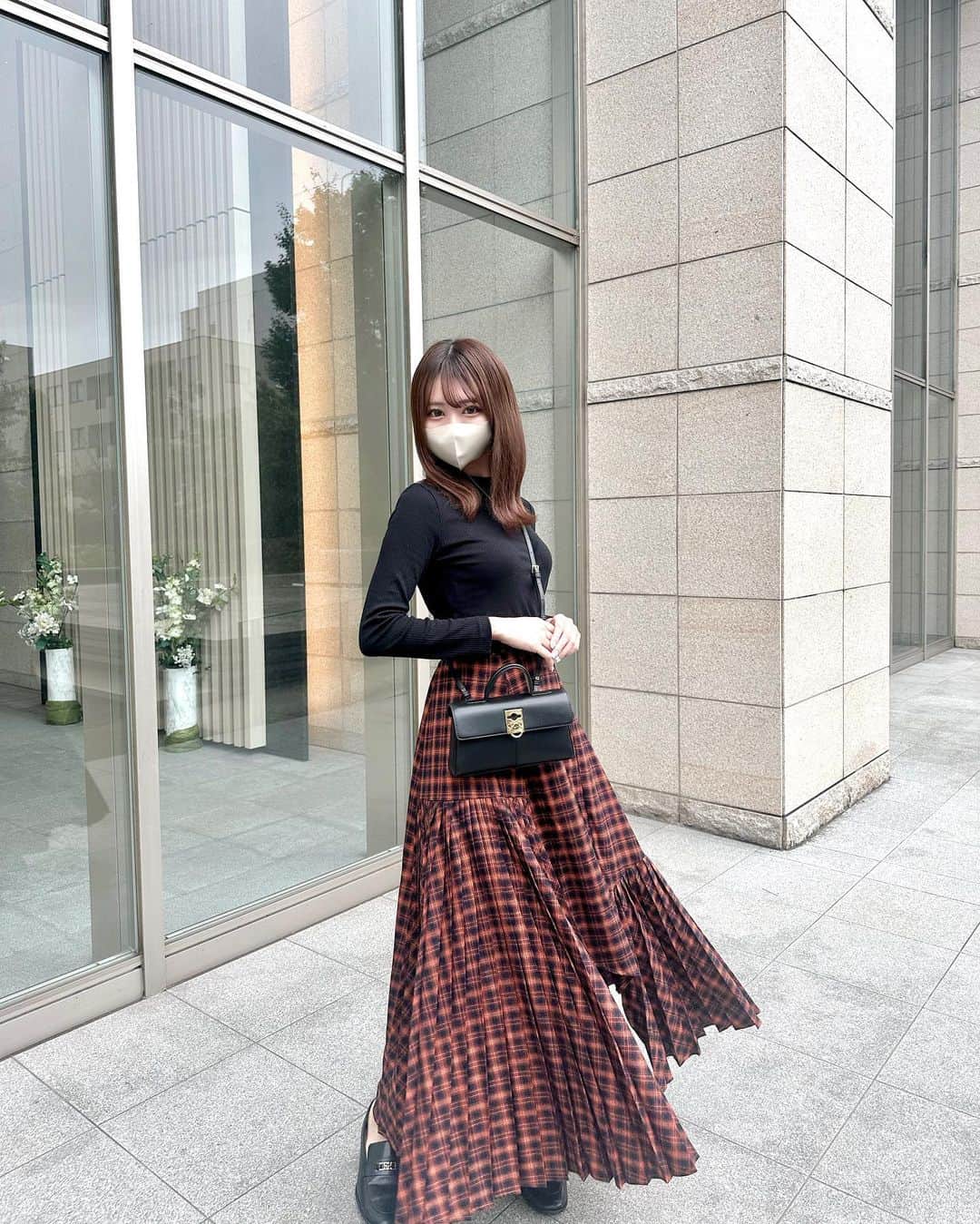 Ayanaさんのインスタグラム写真 - (AyanaInstagram)「🧣🖤 ⁡ シンプルなブラックのトップスに 赤チェックのデザイン性の効いたスカートを。 ⁡ スカートのデザインがとにかく！ 可愛いのでスライドして 沢山写真見てください🫢🖤" ⁡ そしてお気に入りの @cafune.official のbag👜 どんなコーデにも合いやすいから ヘビロテします、、、🖤 ⁡ 秋はチェックが可愛いね🧣 ⁡ スカートはZOZOTOWNで 今日限定¥1000 offになってますよ➰🛒 ⁡ ⁡ tops @grl_official  skirt @ezick.ec.official  shoes @snidel_official  ⁡ ⁡ ⁡ ⁡ ⁡ #プチプラ #プチプラコーデ #秋服 #秋服コーデ #ezick #エジック #snidel #mycafune #カフネバッグ #チェックスカート #usagionline」9月23日 20時20分 - naalunlun
