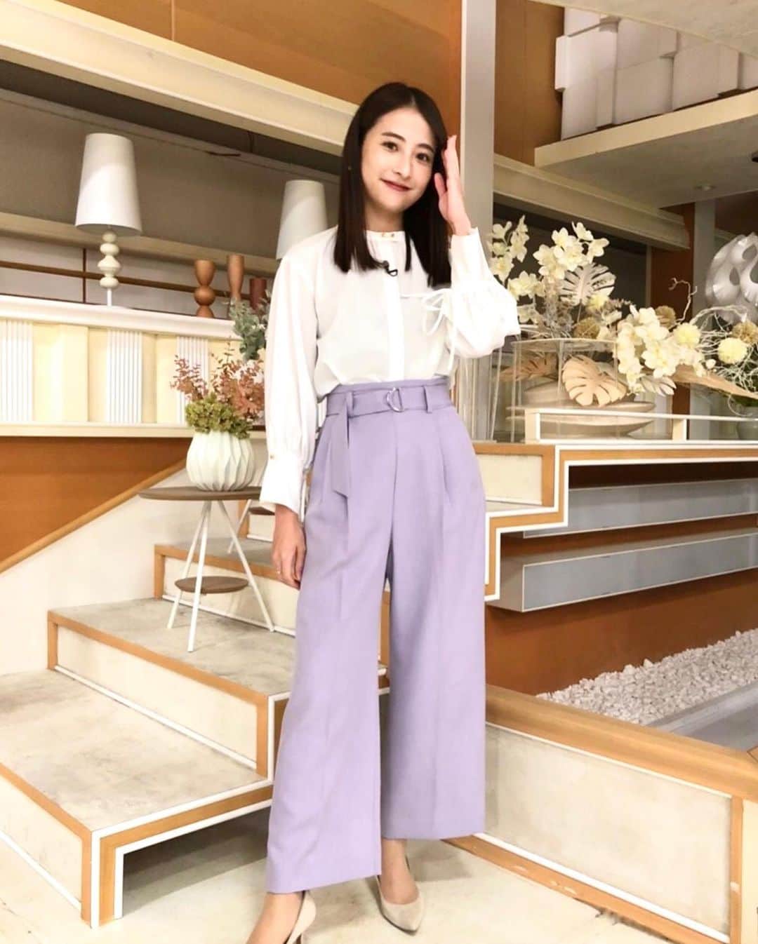 TBS「Nスタ」さんのインスタグラム写真 - (TBS「Nスタ」Instagram)「【日比アナのイチオシファッション💐】 9月20日の衣装です🌸 トップス、パンツ…COHINA  ✏️スタイリストさんのポイント 袖のリボンがポイントのシンプルなブラウスに ラベンダー色のパンツを合わせることで、少し華やかさをプラス🎶大人なコーデに！✨  来週もNスタよろしくお願いします📺  #TBSテレビ #Nスタ #井上貴博 #ホラン千秋 #日比麻音子 #アナウンサー #ファッション #イチオシファッション  #通勤コーデ #女子アナ #ラベンダーカラー #ブラウス #リボン #華やか #秋コーデ」9月23日 20時32分 - nst_tbs