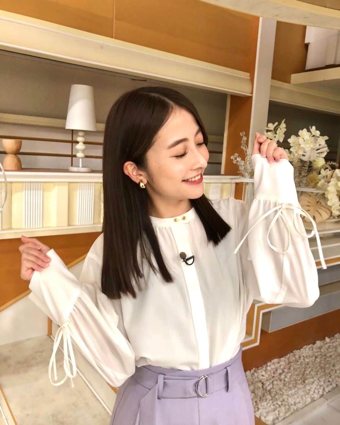 TBS「Nスタ」さんのインスタグラム写真 - (TBS「Nスタ」Instagram)「【日比アナのイチオシファッション💐】 9月20日の衣装です🌸 トップス、パンツ…COHINA  ✏️スタイリストさんのポイント 袖のリボンがポイントのシンプルなブラウスに ラベンダー色のパンツを合わせることで、少し華やかさをプラス🎶大人なコーデに！✨  来週もNスタよろしくお願いします📺  #TBSテレビ #Nスタ #井上貴博 #ホラン千秋 #日比麻音子 #アナウンサー #ファッション #イチオシファッション  #通勤コーデ #女子アナ #ラベンダーカラー #ブラウス #リボン #華やか #秋コーデ」9月23日 20時32分 - nst_tbs