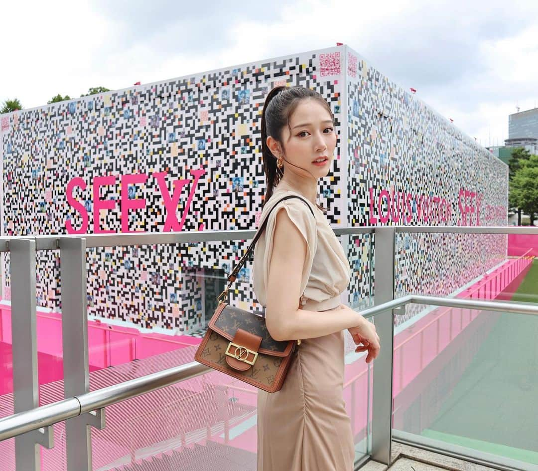 谷本安美さんのインスタグラム写真 - (谷本安美Instagram)「* この間『SEE LV』展行ってきた時の✨ ⁡ ⁡ ⁡ ⁡ ⁡ ⁡ #東京 #六本木 #ルイヴィトン #LOUISVUITTON #seelv展 #ファッション #fashionstyle #服 #洋服 #fashionpost #ワンピース #eimyistoire #エイミーイストワール #ootd #カメラ #photo #photoshot #写真 #idol #ハロプロ#つばきファクトリー #谷本安美」9月23日 20時55分 - ami_tanimoto.official