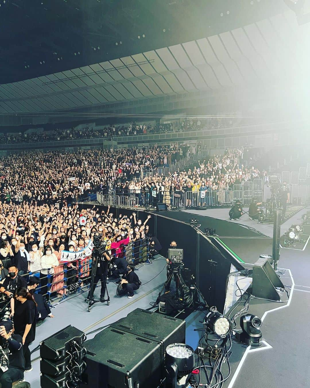 今井寿さんのインスタグラム写真 - (今井寿Instagram)「#♪ #🎸 #🤡  ありがと〜‼️ 明日もよろしく〜♪  #35周年 #35thANNIV. #1987→2022  #横浜アリーナ  BUCK-TICK 2022 "THE PARADE" 〜35th anniversary〜  FLY SIDE  9.23Fri.   HIGH SIDE  9.24Sat.  #櫻井敦司 #ヤガミトール #樋口豊 #星野英彦 #今井寿 #imaihisashi #guitar #bucktick #bt #peace #✌🏻 #🌈🌈🌈🌈🌈🌈🌈 #アブラカダブラ #ABRACADABRA #🔮🙏🏻 #御守り」9月23日 22時06分 - bucktick_imai