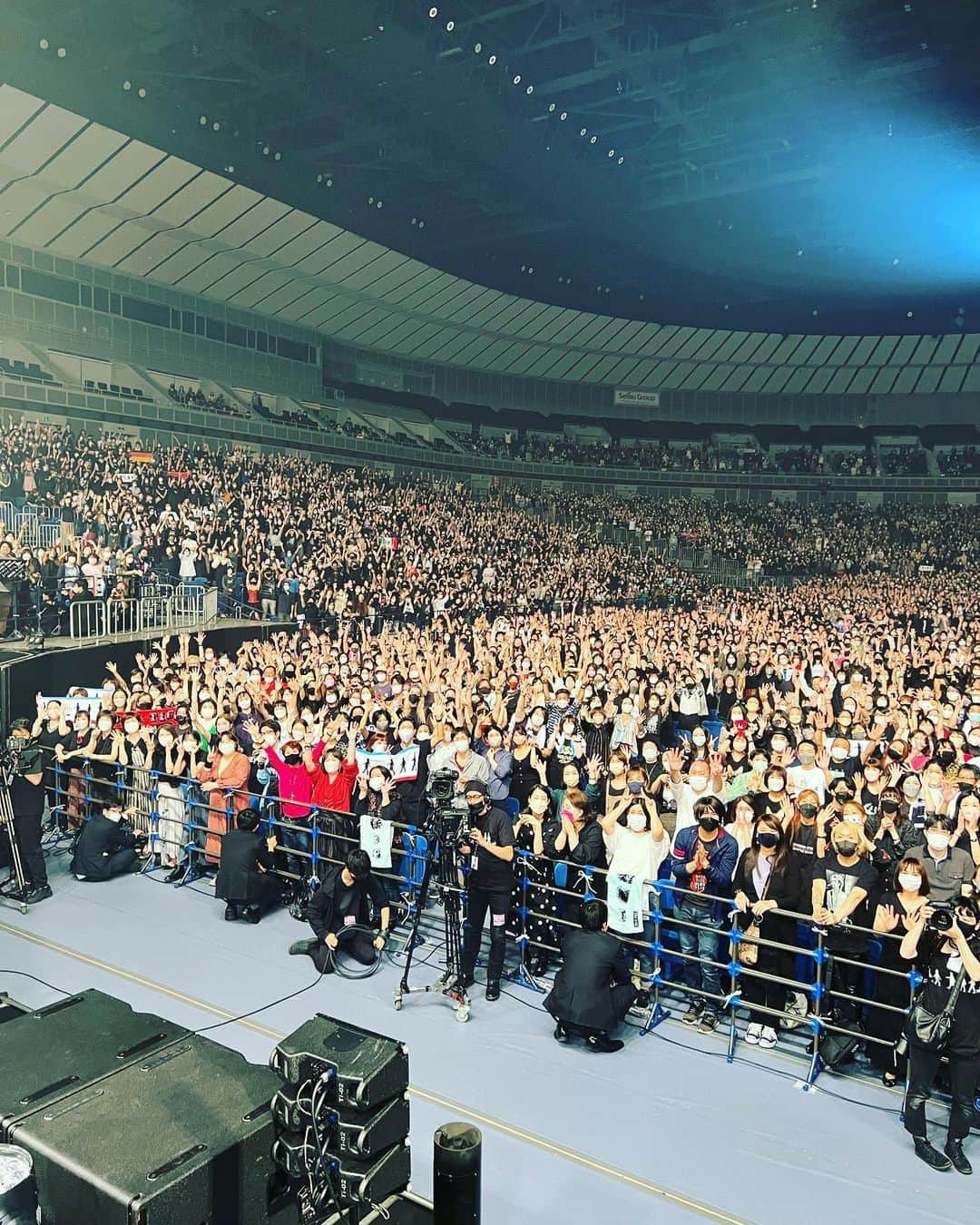 今井寿さんのインスタグラム写真 - (今井寿Instagram)「#♪ #🎸 #🤡  ありがと〜‼️ 明日もよろしく〜♪  #35周年 #35thANNIV. #1987→2022  #横浜アリーナ  BUCK-TICK 2022 "THE PARADE" 〜35th anniversary〜  FLY SIDE  9.23Fri.   HIGH SIDE  9.24Sat.  #櫻井敦司 #ヤガミトール #樋口豊 #星野英彦 #今井寿 #imaihisashi #guitar #bucktick #bt #peace #✌🏻 #🌈🌈🌈🌈🌈🌈🌈 #アブラカダブラ #ABRACADABRA #🔮🙏🏻 #御守り」9月23日 22時06分 - bucktick_imai