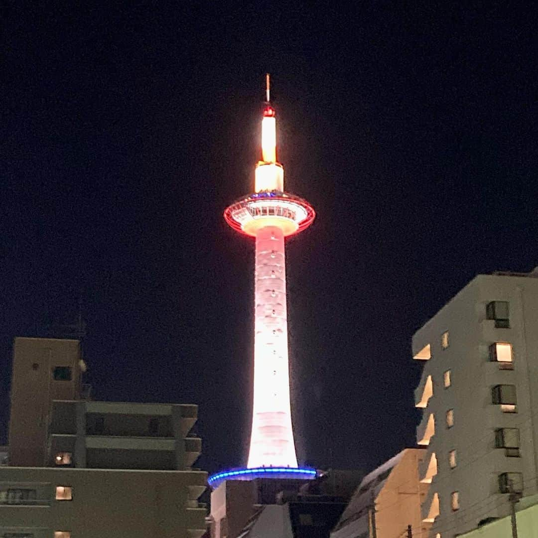 六車奈々さんのインスタグラム写真 - (六車奈々Instagram)「今日は両親の金婚式💕 結婚50年って、本当に素晴らしい。両親が二人揃って健康で元気に金婚式を迎えられることに、心から感謝です❣️  今日はコロナ以降、3年以上ぶりに家族が集合。両親の金婚式を祝いました😍  せりが描いた絵をTシャツにしてプレゼントしたときには、思わず涙した父。 袖には「50」も入れました🤣 全員でTシャツを着て記念撮影❣️  久々の京都滞在は、最高です💕  #金婚式  #両親の結婚記念日  #おめでとう #感謝 #家族写真」9月23日 22時32分 - nanarokusha