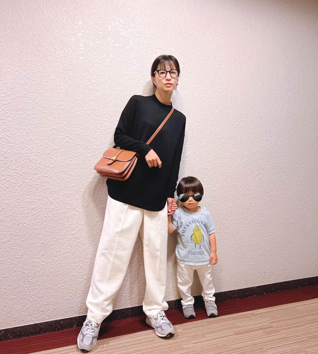 安田美沙子さんのインスタグラム写真 - (安田美沙子Instagram)「秋の私服。  エステ帰りなのですっぴんに眼鏡👓✨  息子に着せると、自分の 気分で洋服を選ぶので。。。  ついつい似てしまう。  白パン×newbalanceの 気分だったみたいや。  はしゃぐ次男→はしゃぐかあちゃん。  photo by 兄  tops.. @greed_tokyo  pants.. @herin.cye  shoes.. @newbalance  eyewear.. @native_sons_eyewear  #ootd #私服　#秋　#長袖 #白パン #スニーカー　#めがね #すっぴん　#雨降ったりやんだり」9月23日 22時35分 - yasuda_misako