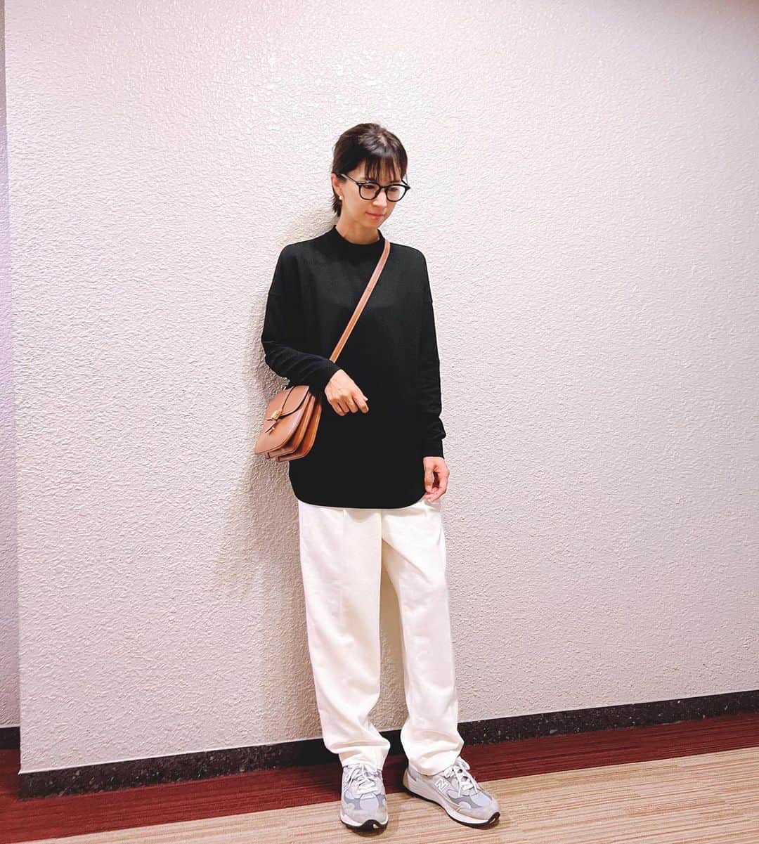 安田美沙子さんのインスタグラム写真 - (安田美沙子Instagram)「秋の私服。  エステ帰りなのですっぴんに眼鏡👓✨  息子に着せると、自分の 気分で洋服を選ぶので。。。  ついつい似てしまう。  白パン×newbalanceの 気分だったみたいや。  はしゃぐ次男→はしゃぐかあちゃん。  photo by 兄  tops.. @greed_tokyo  pants.. @herin.cye  shoes.. @newbalance  eyewear.. @native_sons_eyewear  #ootd #私服　#秋　#長袖 #白パン #スニーカー　#めがね #すっぴん　#雨降ったりやんだり」9月23日 22時35分 - yasuda_misako
