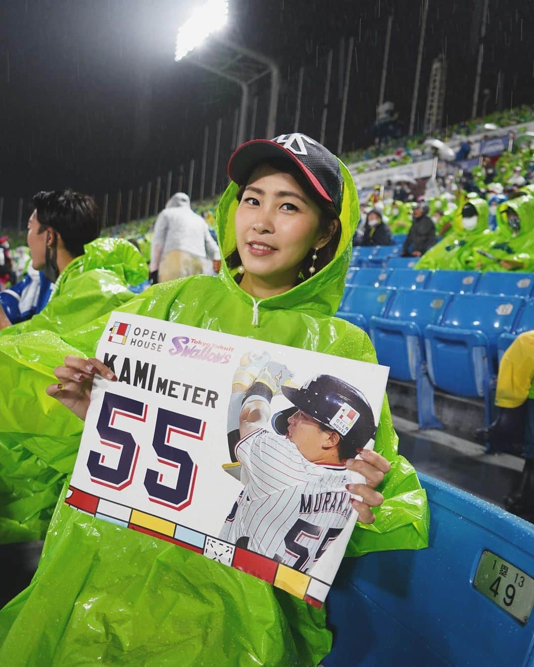 坂元美香さんのインスタグラム写真 - (坂元美香Instagram)「まけほー  ①普段雨の観戦は控えてるので レインコートは今シーズン初かも😅 ②入口でもらったホームランメーター ③初先発の大西くん ④中継ぎ樹理 ⑤空中くるりんぱ ⑥温まって帰ります😙🍶  やっぱり雨の観戦は体力も精神力も使うわね。  結局のところ、今日をまとめると、 濱口がすこぶる良かったってことと 佐賀県厳木出身の宮崎がすごかばいってことだ。  ちなみに我が家の「坂元」という苗字は from厳木です😊 なので以前から坂元家は宮崎贔屓なのです🤫  2022観戦 40戦目 #坂元野球観戦記録 観戦試合 23勝16敗1分  #神宮球場 #ヤクルトスワローズ  #東京ヤクルトスワローズ #ヤクルト戦  #横浜戦 #ベイスターズ戦 #横浜ベイスターズ #denaベイスターズ #プロ野球 #野球の楽しみ方は人それぞれ #厳木 #きゅうらぎ」9月23日 22時48分 - mika_saka