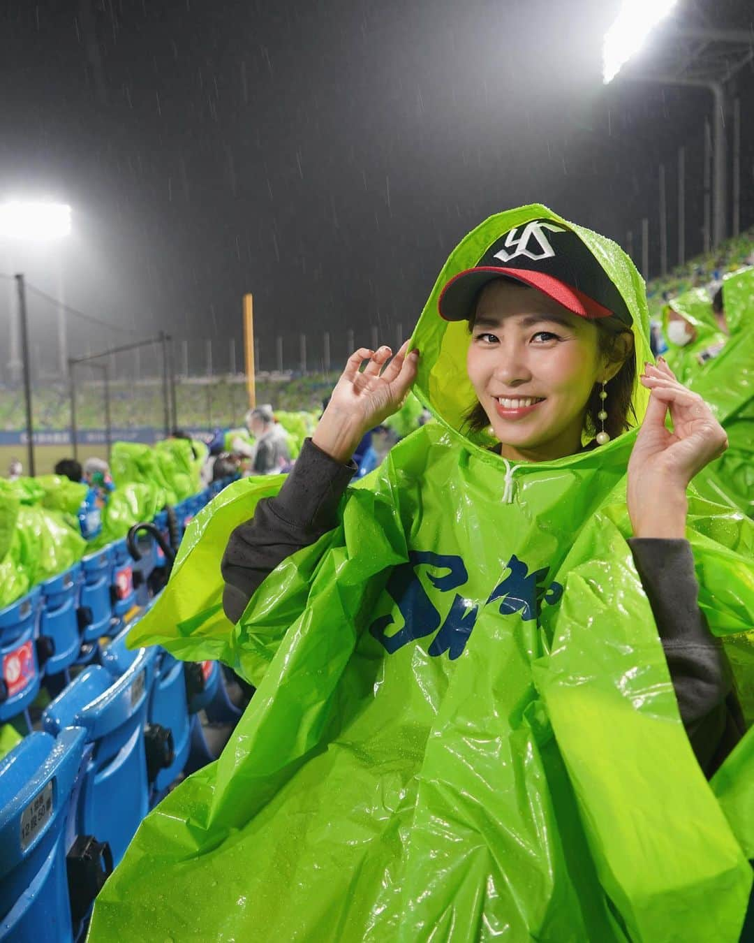 坂元美香さんのインスタグラム写真 - (坂元美香Instagram)「まけほー  ①普段雨の観戦は控えてるので レインコートは今シーズン初かも😅 ②入口でもらったホームランメーター ③初先発の大西くん ④中継ぎ樹理 ⑤空中くるりんぱ ⑥温まって帰ります😙🍶  やっぱり雨の観戦は体力も精神力も使うわね。  結局のところ、今日をまとめると、 濱口がすこぶる良かったってことと 佐賀県厳木出身の宮崎がすごかばいってことだ。  ちなみに我が家の「坂元」という苗字は from厳木です😊 なので以前から坂元家は宮崎贔屓なのです🤫  2022観戦 40戦目 #坂元野球観戦記録 観戦試合 23勝16敗1分  #神宮球場 #ヤクルトスワローズ  #東京ヤクルトスワローズ #ヤクルト戦  #横浜戦 #ベイスターズ戦 #横浜ベイスターズ #denaベイスターズ #プロ野球 #野球の楽しみ方は人それぞれ #厳木 #きゅうらぎ」9月23日 22時48分 - mika_saka