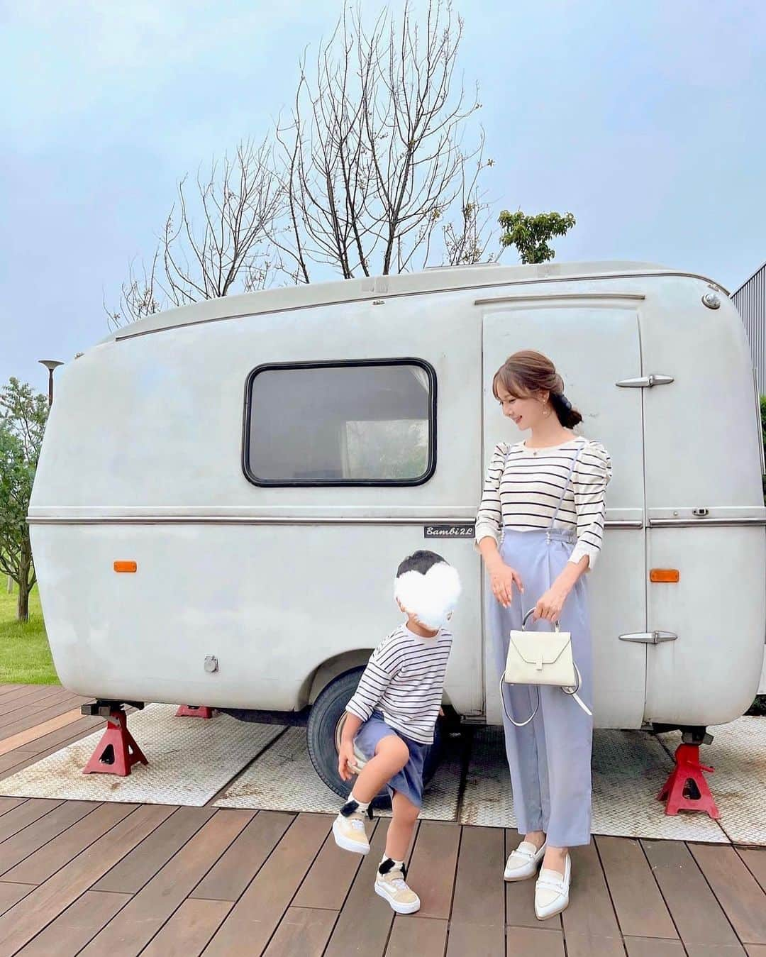 中田絵里奈さんのインスタグラム写真 - (中田絵里奈Instagram)「週末lunch🍽 いつもどこからともなく枝を拾ってきてくれる🫡🪄 . . #ピザランチ #親子コーデ #ボーダーコーデ #パールパンツ #ママコーデ」9月24日 7時41分 - erinanakata