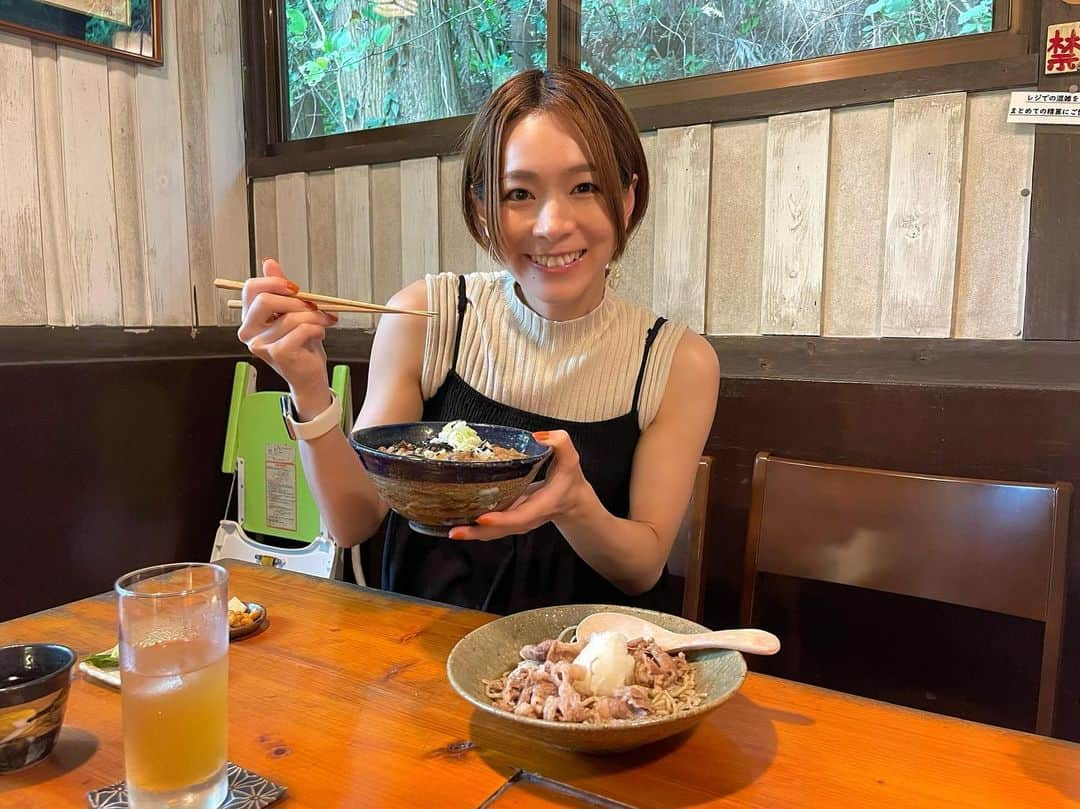 酒井瞳さんのインスタグラム写真 - (酒井瞳Instagram)「私の周りには一緒に美味しく食べてくれる人が多い😋✨  嬉しい🥴  美味しそうに食べる人見るの好き🤣  ただお腹を満たすだけではなくて  味わって、作ってくれた方にこだわり聞いたり  季節を感じたり  美味しいね🥹って言い合って食べたり  そんな食事を大切にしてる😊  まぁ、結構量も食べてますが😂😋笑  #食べるの大好き  #トレーナー  #trainer」9月24日 9時19分 - s.sakaihitomi