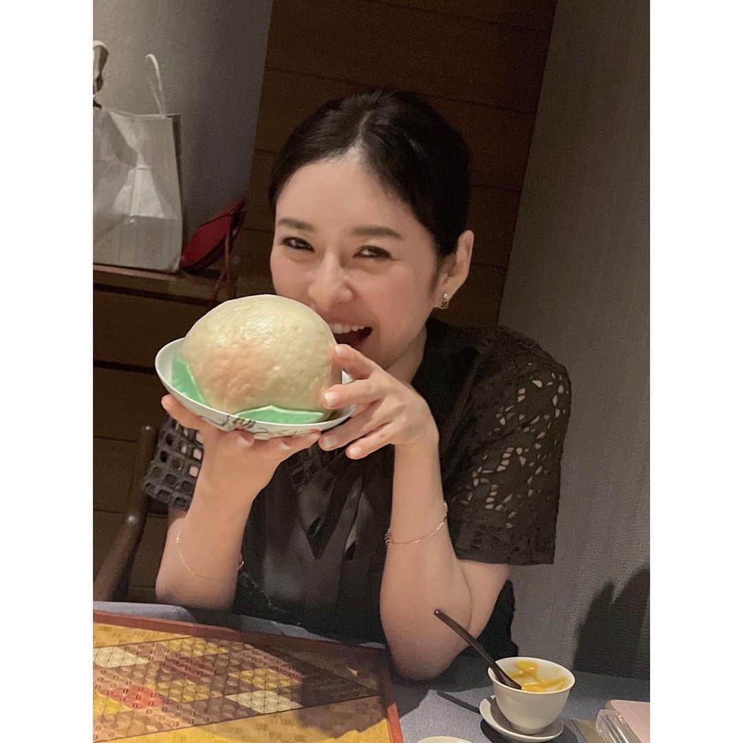 秋本祐希さんのインスタグラム写真 - (秋本祐希Instagram)「桃饅頭🍑 中国ではお祝いの席にかかせない寿桃 素敵な女子会にてお祝いしていただきました🥂 息子が幼稚園児の頃からのお付き合いの ねえ様方 20年の歳月 環境もそれぞれに変化があったりと そりゃ私たちもずいぶん大人になったもんだね と いろんな話をしながら 楽しい時間を過ごしました☺︎ まっきー @kazuyo_makino  お互いひとりっ子だから 分かり合える事も多くて いつも甘えてしまうけど これからもよろしくね❤︎ 久美ちゃん もっち おめでとう&ありがとう☺︎ #friends #birthday #happy #桃饅頭　#🍑 #茶禅華 #ミシュラン三ツ星  素晴らしいお料理たちは @yummyumm.ay をぜひ🍴☺︎」9月24日 12時28分 - ayuuki0908