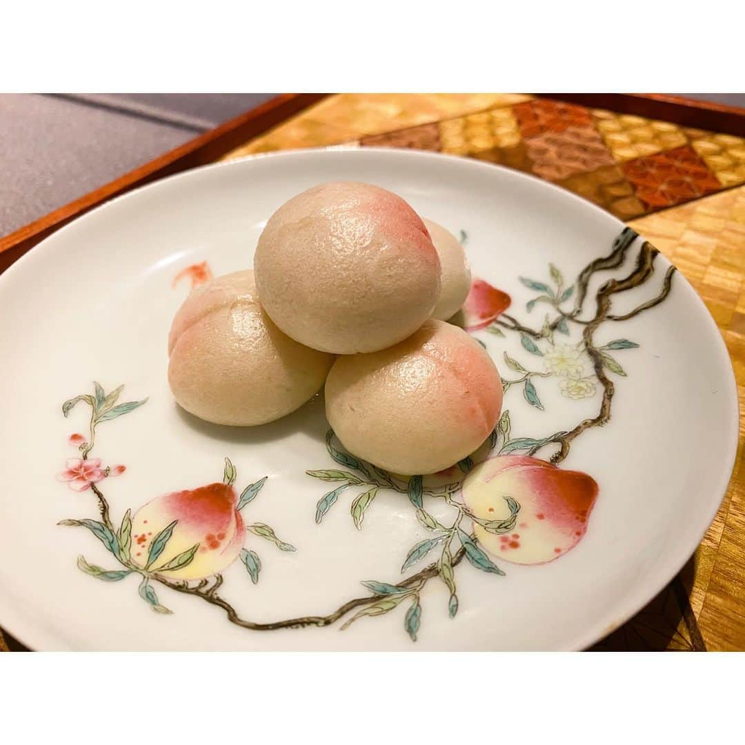 秋本祐希さんのインスタグラム写真 - (秋本祐希Instagram)「桃饅頭🍑 中国ではお祝いの席にかかせない寿桃 素敵な女子会にてお祝いしていただきました🥂 息子が幼稚園児の頃からのお付き合いの ねえ様方 20年の歳月 環境もそれぞれに変化があったりと そりゃ私たちもずいぶん大人になったもんだね と いろんな話をしながら 楽しい時間を過ごしました☺︎ まっきー @kazuyo_makino  お互いひとりっ子だから 分かり合える事も多くて いつも甘えてしまうけど これからもよろしくね❤︎ 久美ちゃん もっち おめでとう&ありがとう☺︎ #friends #birthday #happy #桃饅頭　#🍑 #茶禅華 #ミシュラン三ツ星  素晴らしいお料理たちは @yummyumm.ay をぜひ🍴☺︎」9月24日 12時28分 - ayuuki0908