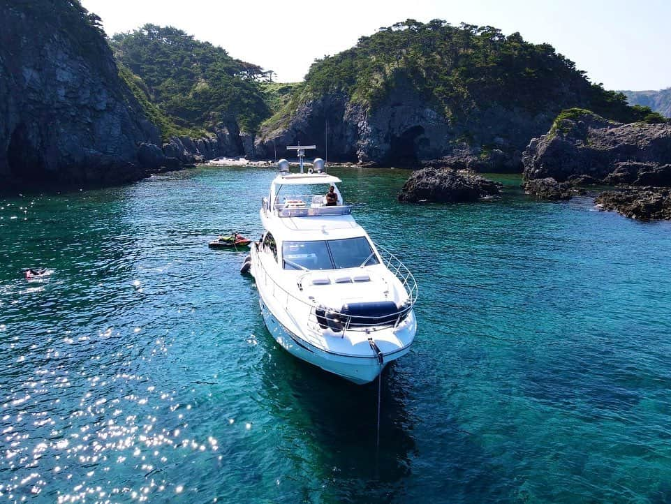 山崎みどりさんのインスタグラム写真 - (山崎みどりInstagram)「式根島🤍クルージング🛥  海がキラキラしててすごく綺麗な景色🛥の湾✨  上から見た景色のドローン🚁撮影写真アリ♥️ 本当綺麗だった✨  スワイプして見てみてね🫶🏻  Photo by @kaori_karashi74   ────────────────────────── #式根島#shikinejima #shikineisland  #海#青空#bluesky #summervacation  #夏休み#船遊び#クルーザー#cruiser#キャップ女子 #Bikini#bikinigirl #レオパード#leopard#🐆#bikinilife#水着#ビキニ女子#式根島ブルー  #日焼け女子 #ブラジリアンビキニ#ドローン #dronephotography #バックショット #brazilianbikini#healthy#healthylife#🍑🍑」9月24日 12時48分 - midori_yamasaki_