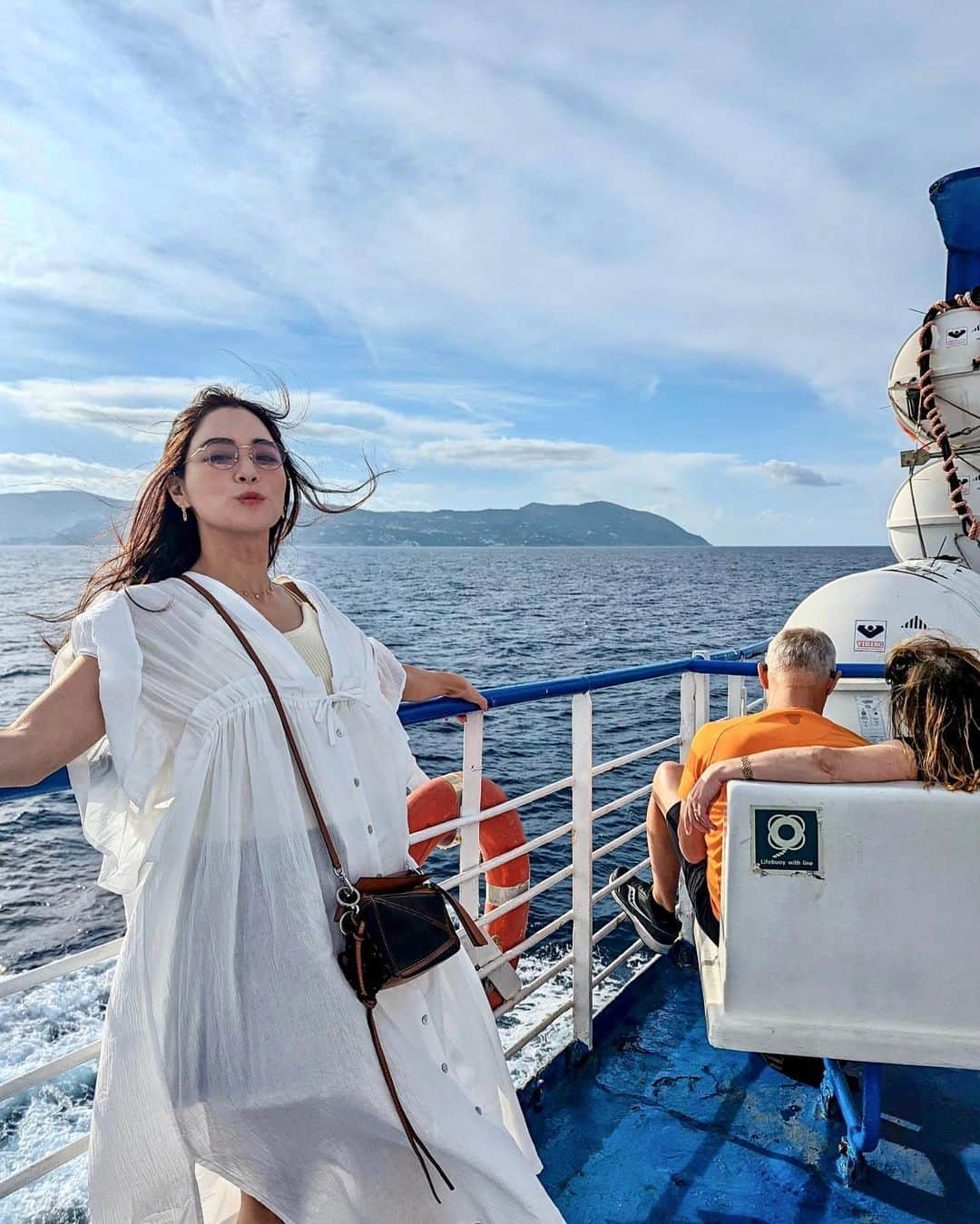 石井里奈さんのインスタグラム写真 - (石井里奈Instagram)「ナポリ▷カプリ島🚢✨ こんなに短期間に何度も船に乗ったのは初めて❣️ . 南イタリアは真夏の気候でサングラスはマストでした🕶 dress&tops... @tothesea_hawaii  bag... @loewe  sunglasses... @maison_de_luxe_sanae  . 本当にサングラスのレンズカラーが可愛くてお気に入り✨ そして無事帰国しました！🇯🇵 沢山ストーリーズなどでコメントもありがとうございました！ 写真山ほどあるので今後も投稿します！ . #tothesea #totheseahawaii #船 #船旅 #イタリア #カプリ島 #capri #italy #サングラス #sunglasses」9月24日 12時53分 - ri7tin1025